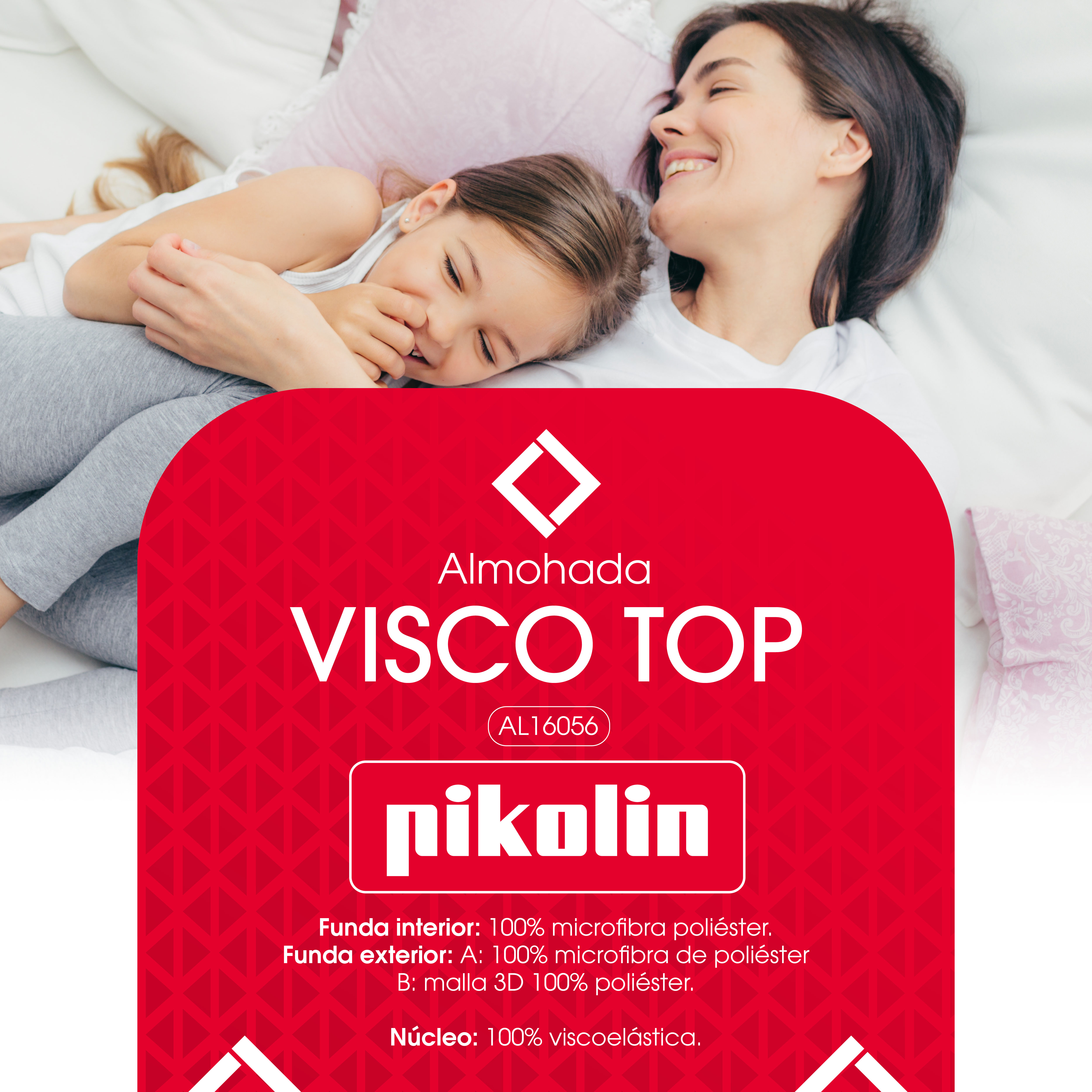 Madre e hija en una cama, con una almohada y texto en primer plano.