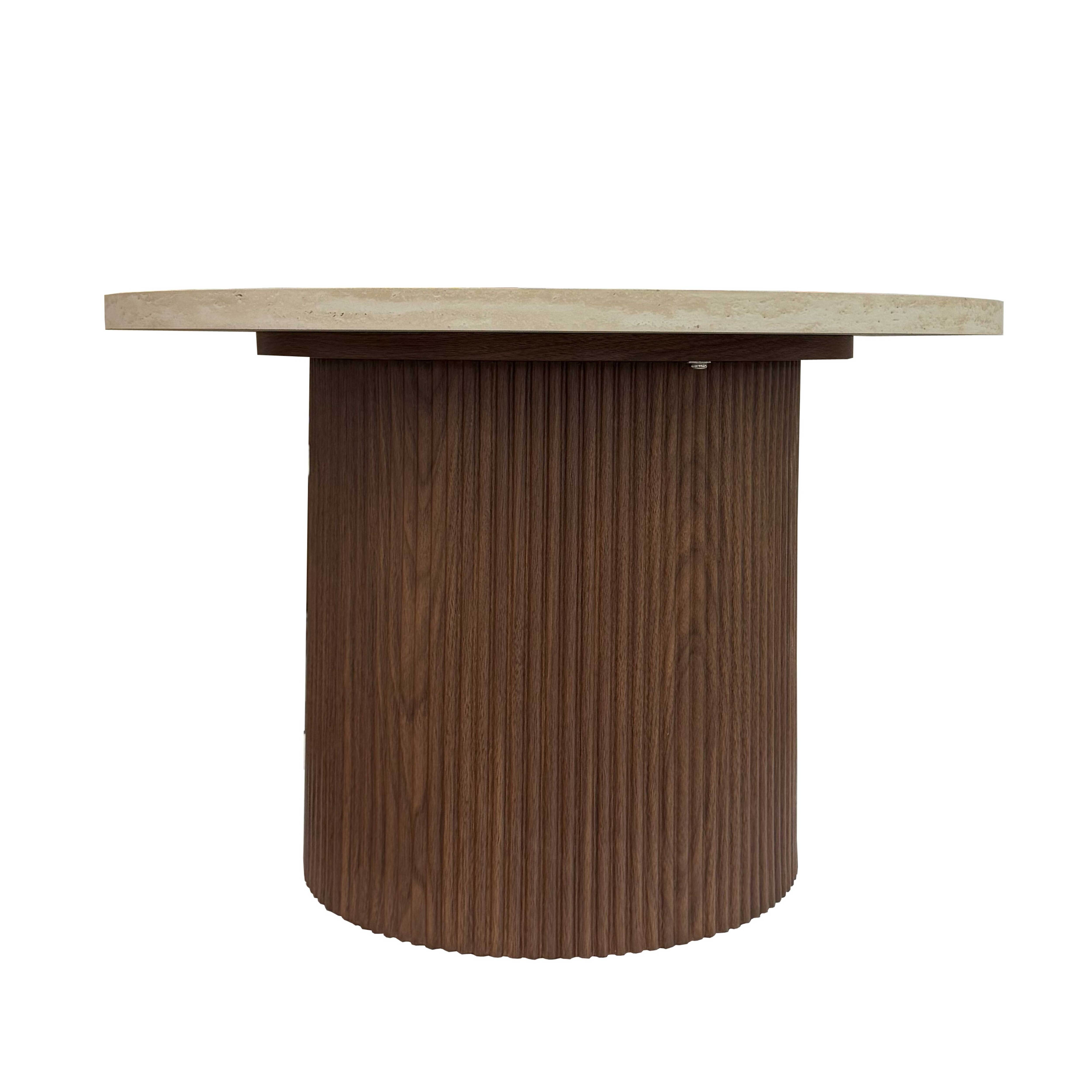 Runder Tisch mit cremefarbener Platte und braunem, geriffeltem Holzfuß.