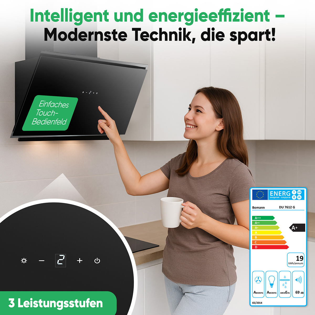 Eine Frau zeigt auf eine schwarze Dunstabzugshaube in einer Küche. Ein Energielabel ist sichtbar.