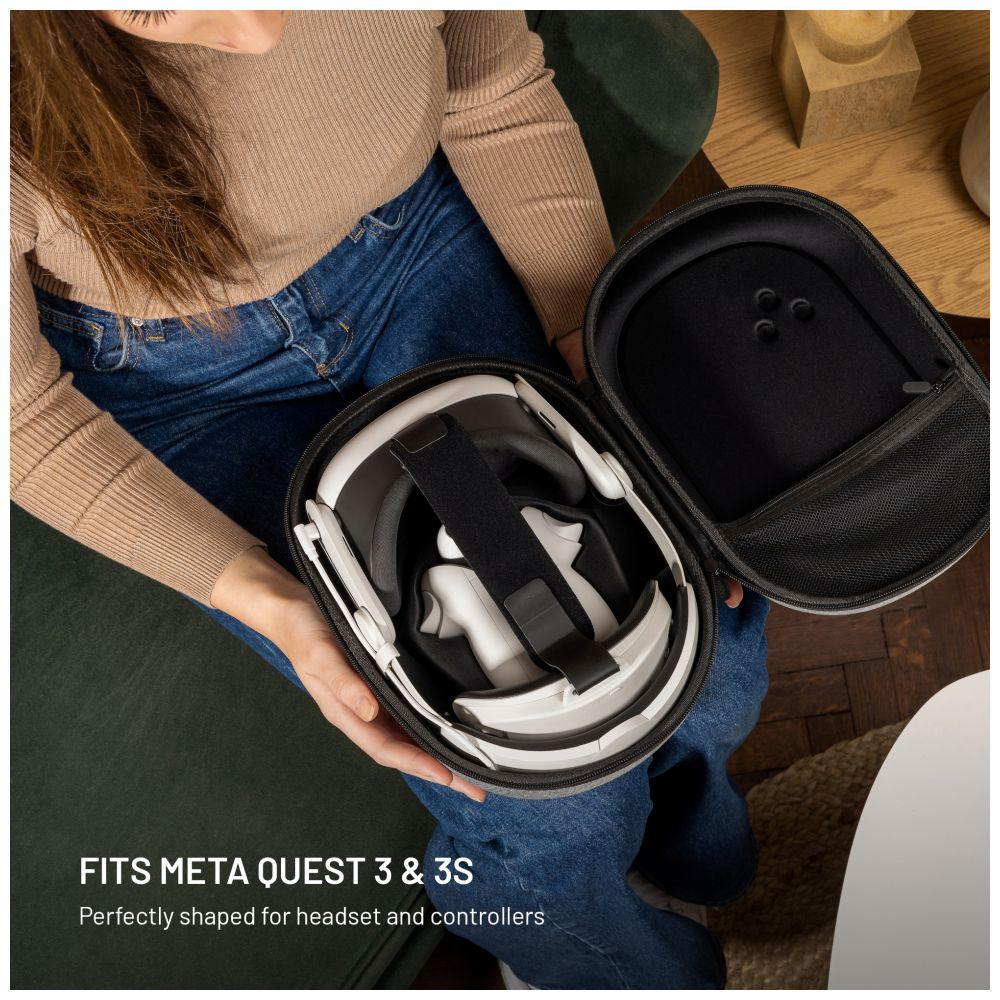 Una persona che tiene un visore VR nella sua custodia. Il testo dice 'FITS META QUEST 3 & 3S'.