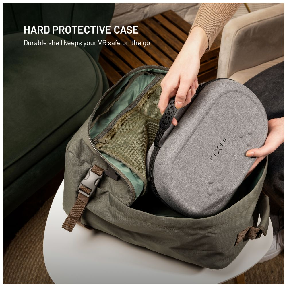 Una persona che apre una custodia grigia per visore VR, mettendo un controller in una borsa verde.