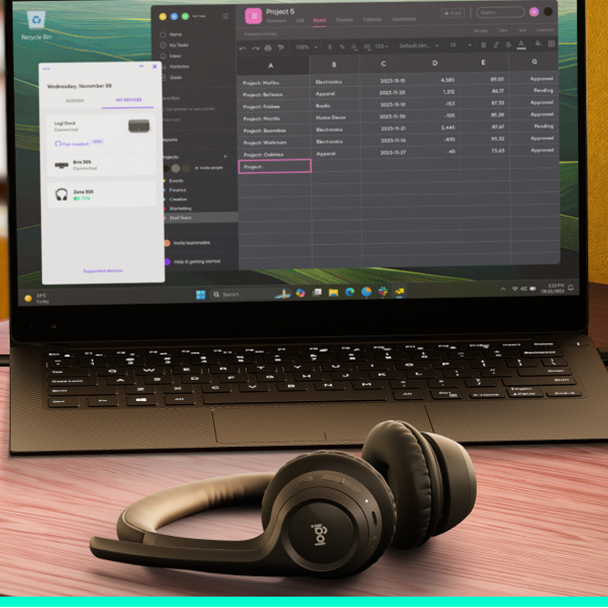 Laptop wyświetlający interfejs zarządzania projektami ze słuchawkami spoczywającymi z przodu na drewnianej powierzchni.