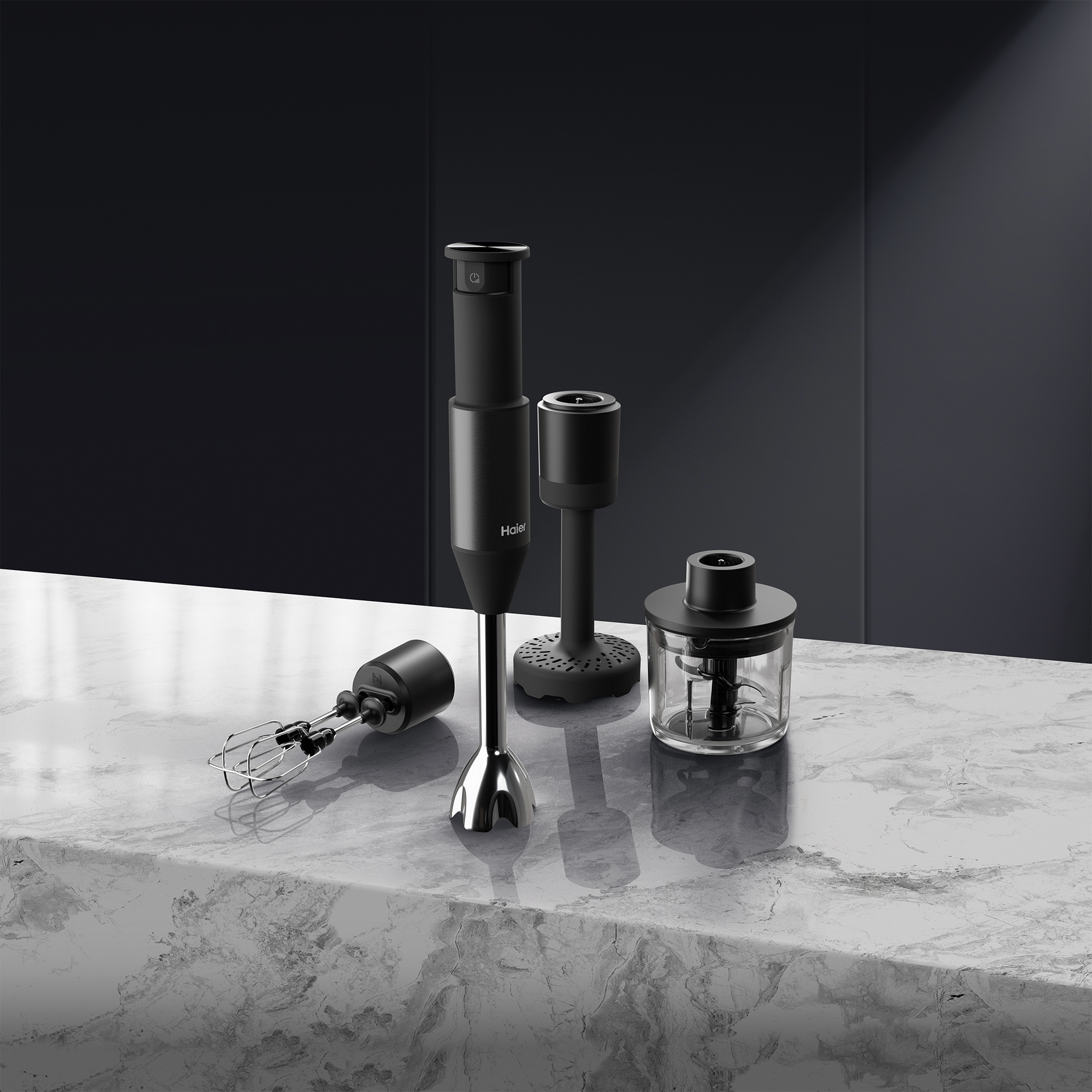 Czarny zestaw blendera ręcznego na marmurowej powierzchni na ciemnym tle, z różnymi akcesoriami.