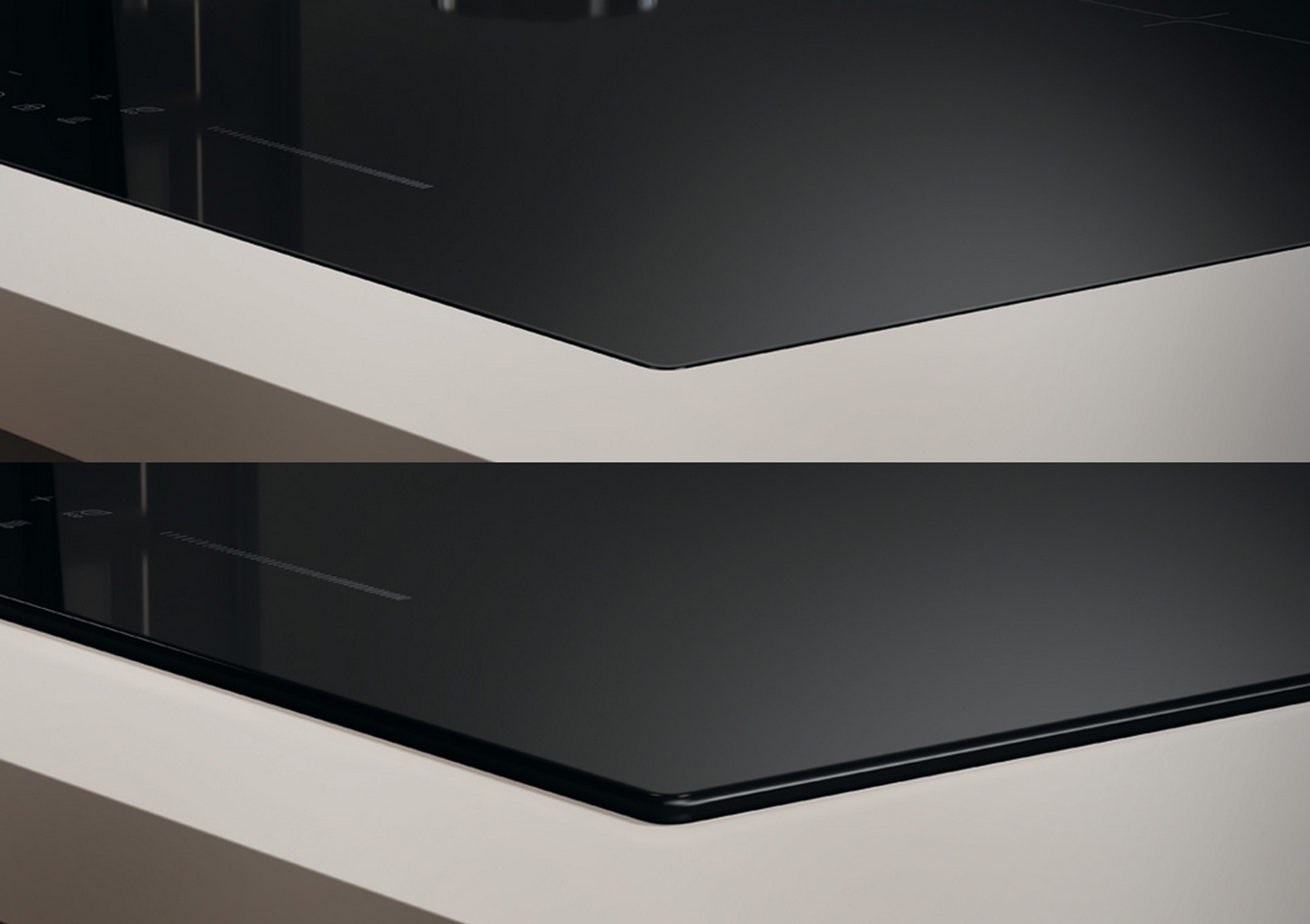 Biały monitor z tyłu, z napisem 'Lenovo'. Podstawa jest biała.