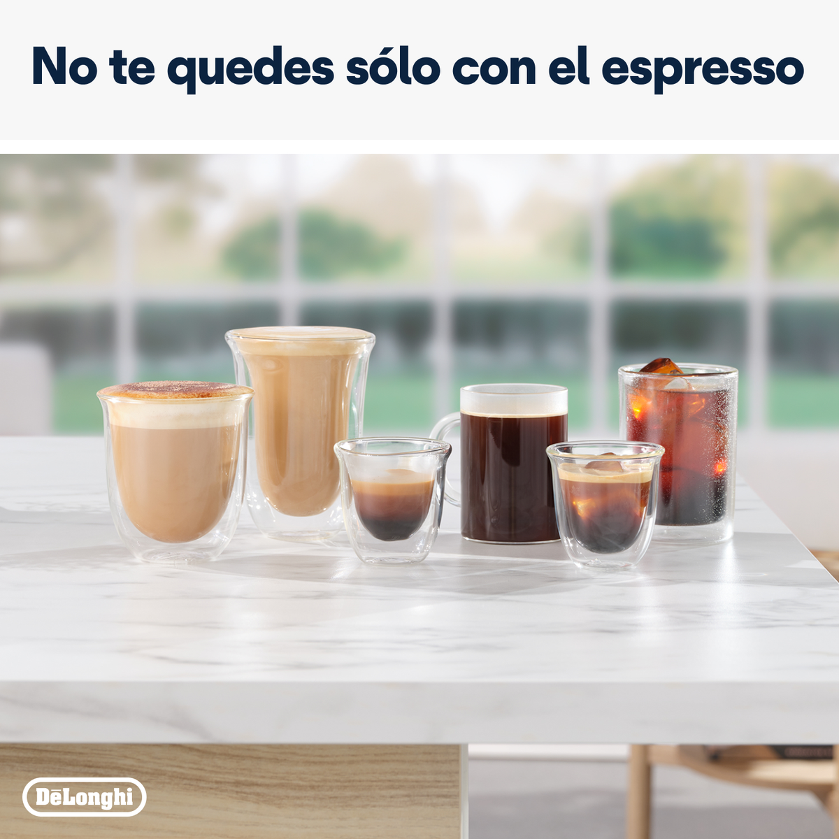 Różne rodzaje napojów kawowych w przezroczystych szklankach na marmurowej powierzchni, drewniane tło.