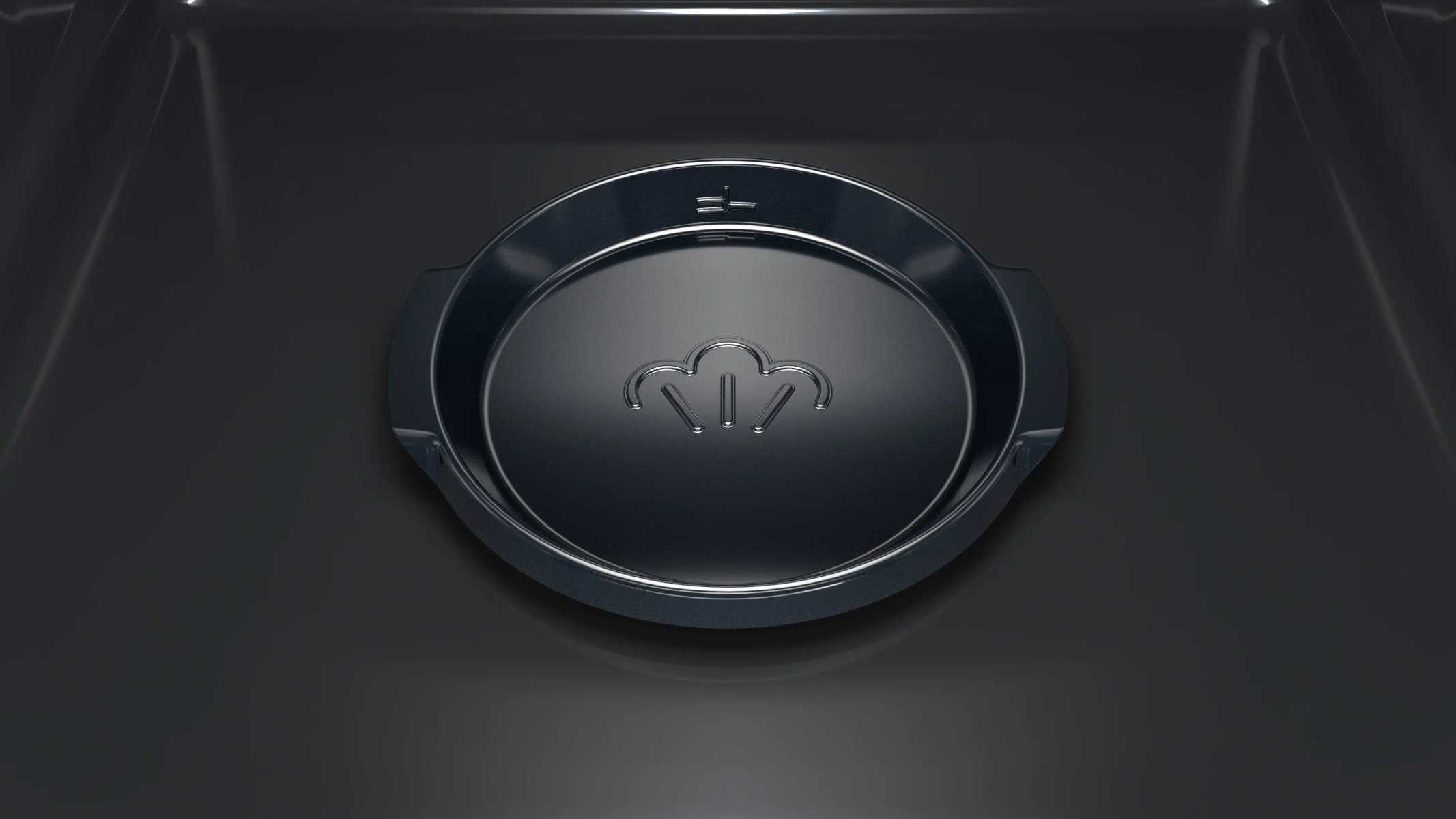 Wnętrze piekarnika z tacą do gotowania na parze. Taca ma logo z trzema chmurami pary.