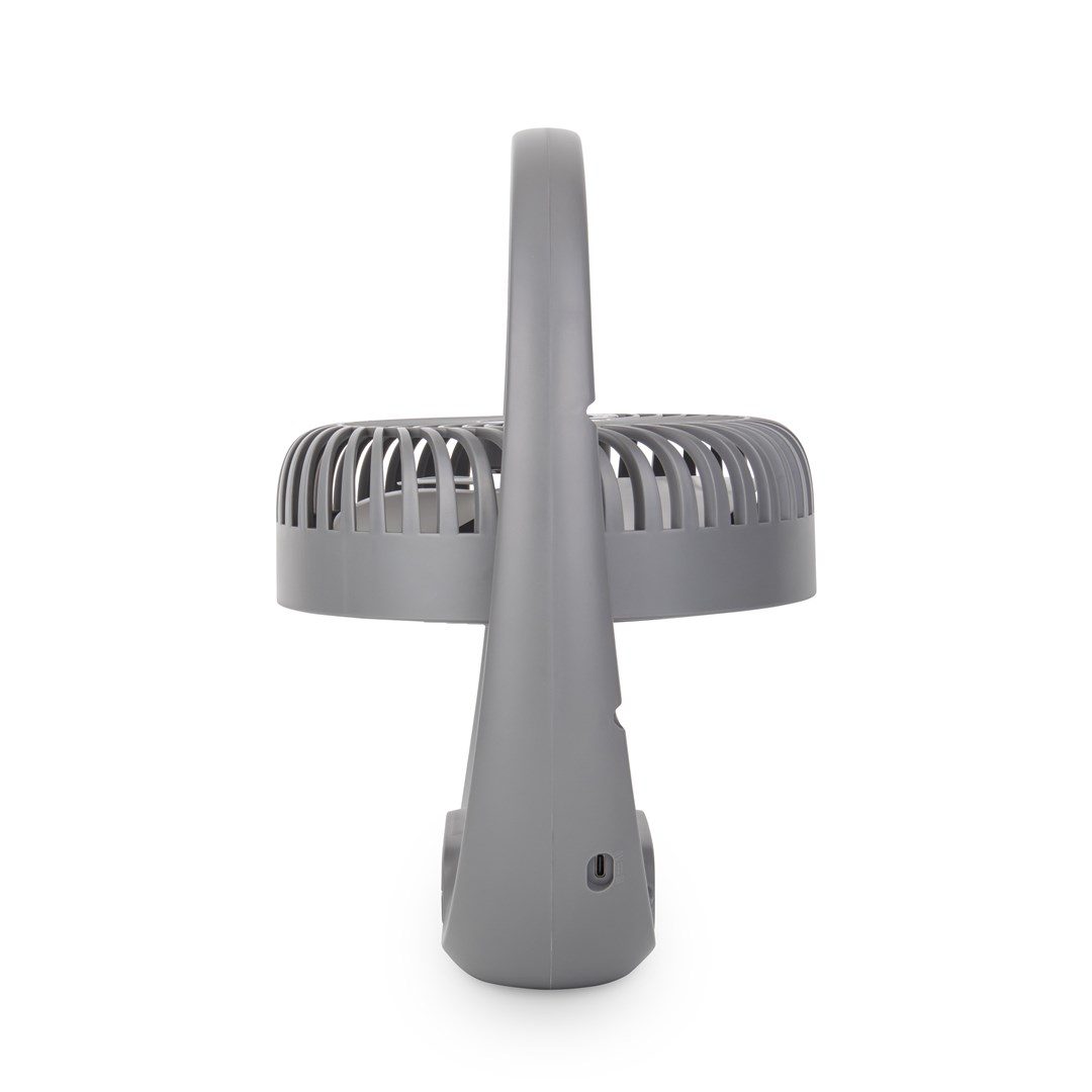 Un ventilateur portable gris est présenté sur un fond blanc, incliné sur le côté pour mettre en valeur ses caractéristiques de conception.