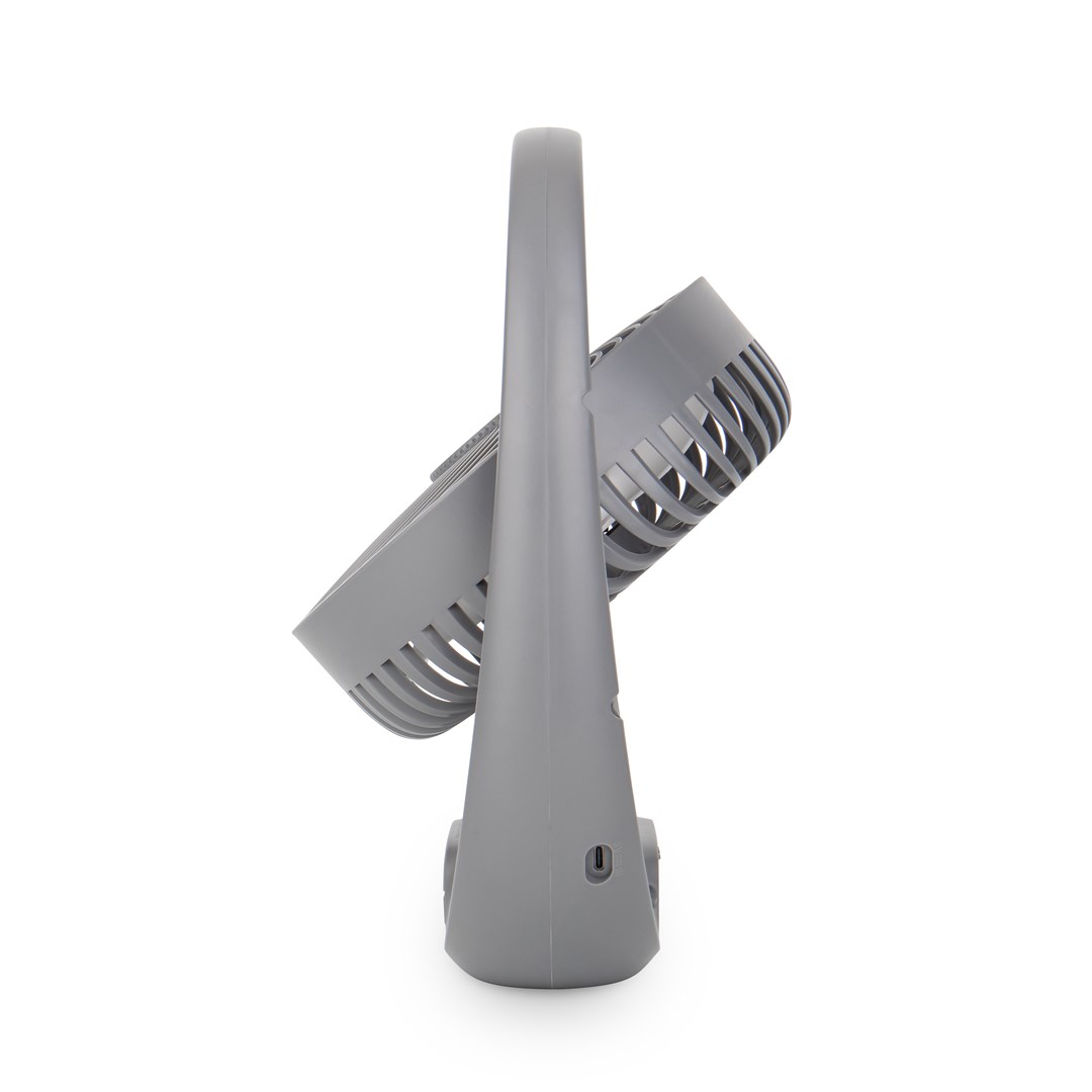 Un ventilateur portable gris est positionné sur un fond blanc, incliné sur le côté, mettant en valeur son design.