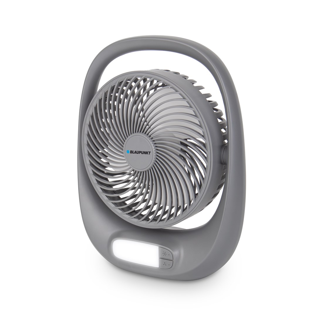 Un ventilateur portable gris Blaupunkt avec une lumière intégrée est présenté sur un fond blanc, incliné pour la visibilité du produit.