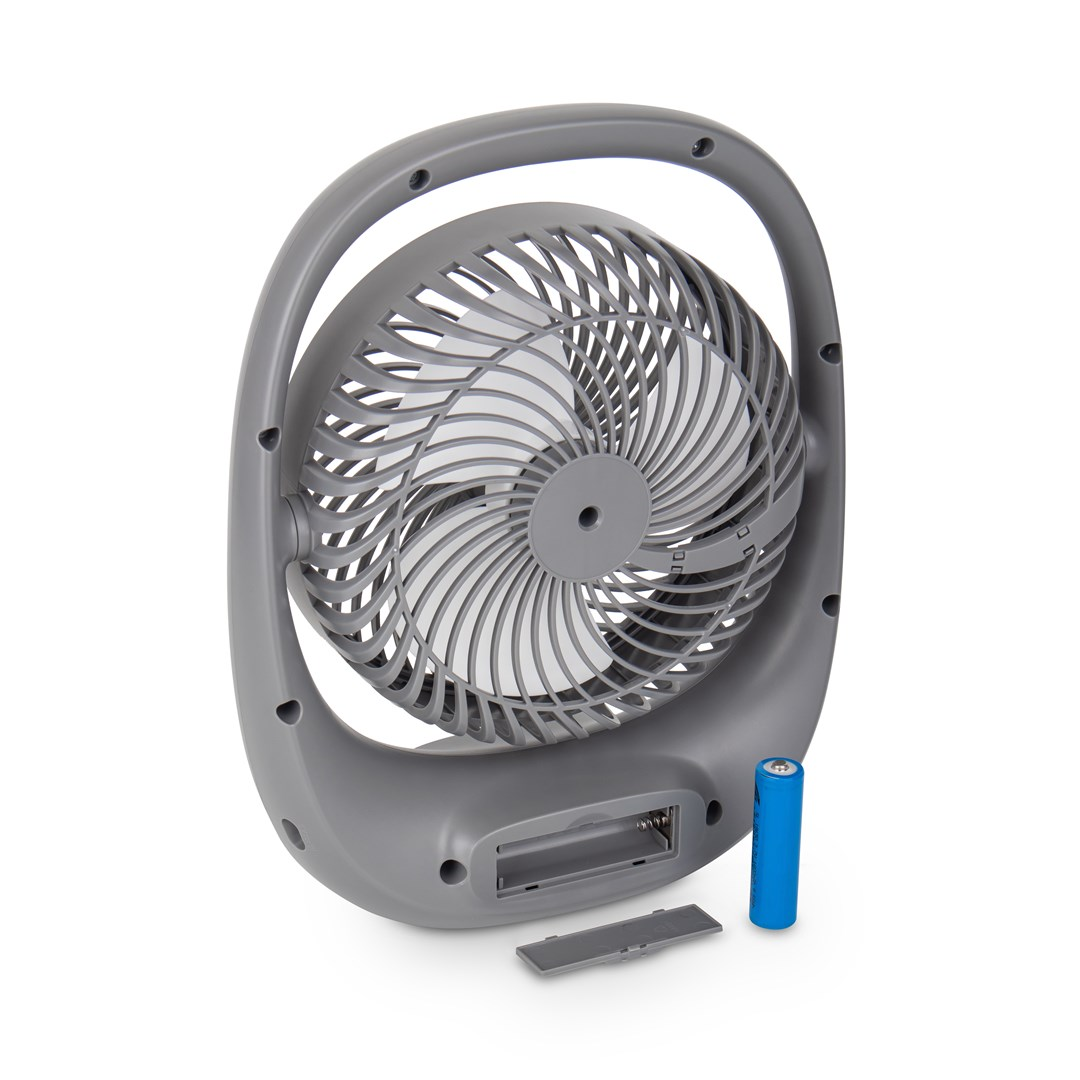 Un ventilateur portable gris avec une batterie bleue est présenté sur un fond blanc, avec le compartiment à piles ouvert.