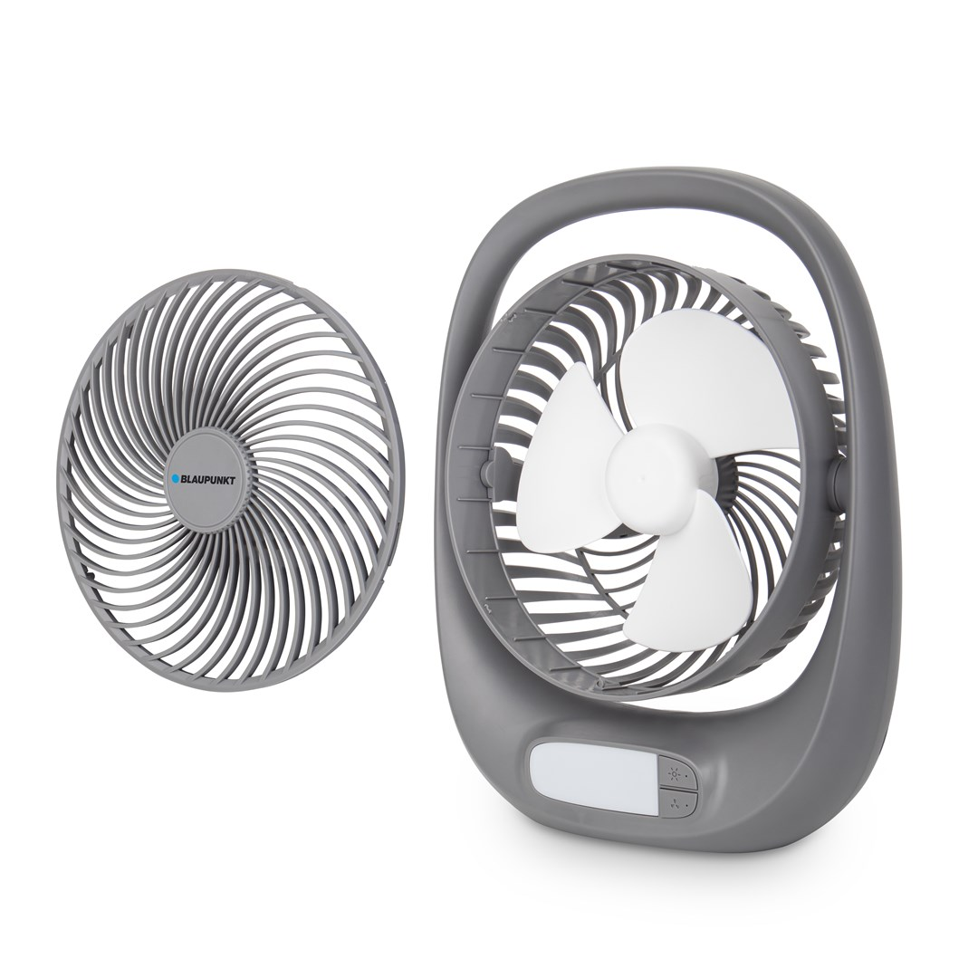 Un ventilateur portable gris Blaupunkt est présenté sur un fond blanc, avec la grille avant retirée pour montrer les pales.