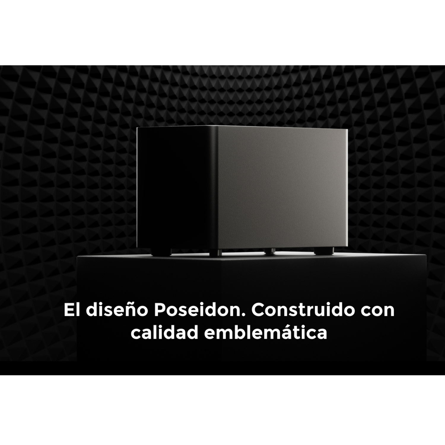 Una caja de altavoz negra sobre un soporte negro, sobre un fondo negro texturizado.