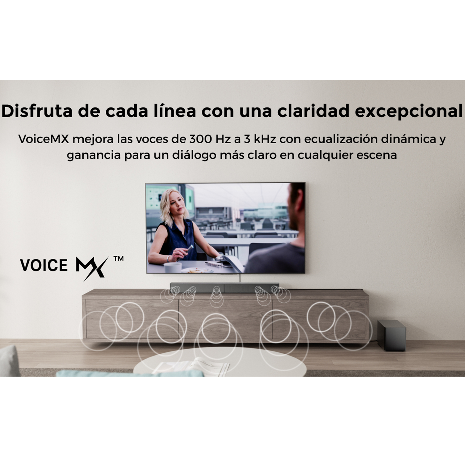 Salón con TV y barra de sonido. Texto describe claridad y VoiceMX.