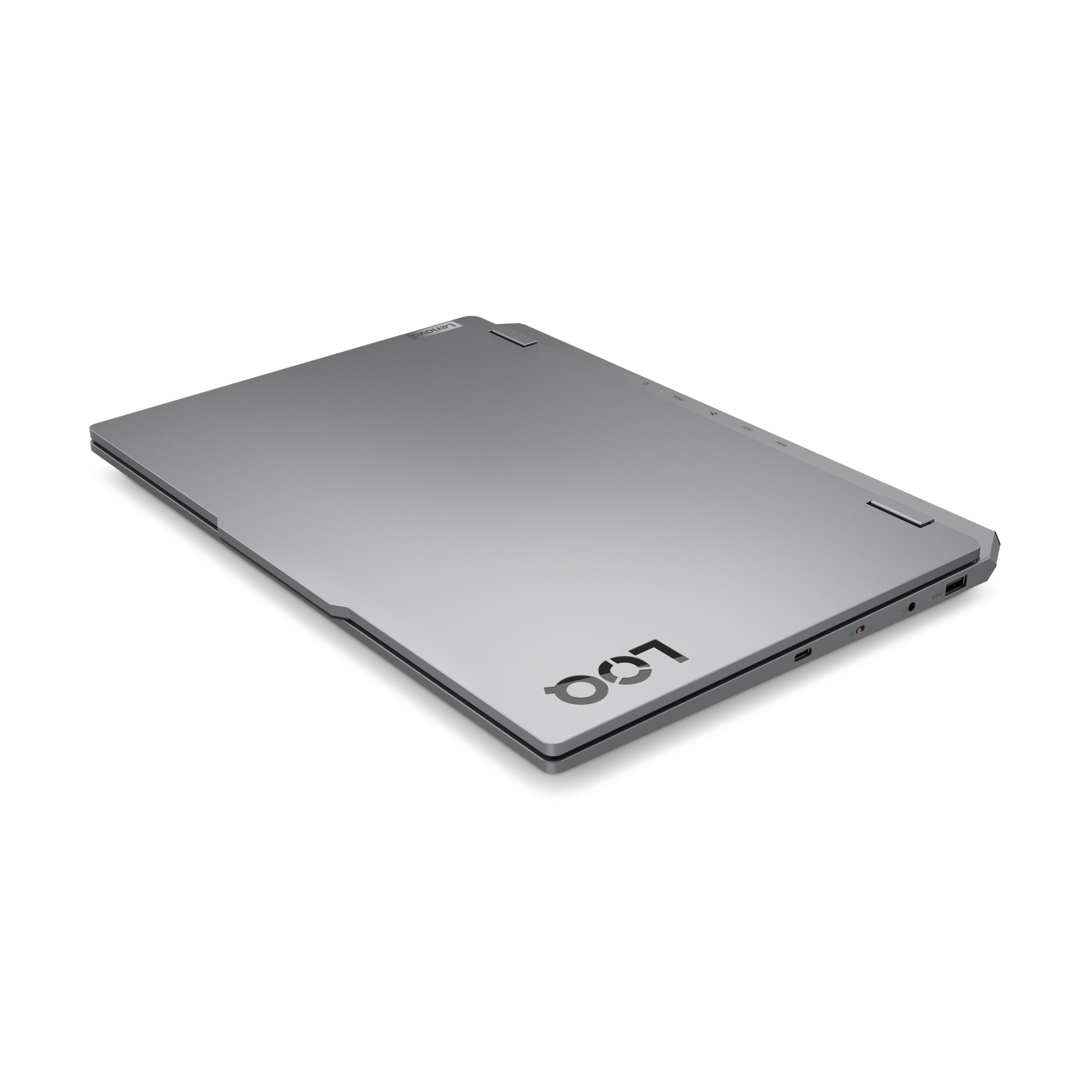 Un laptop grigio con il logo Lenovo sul retro è leggermente aperto.