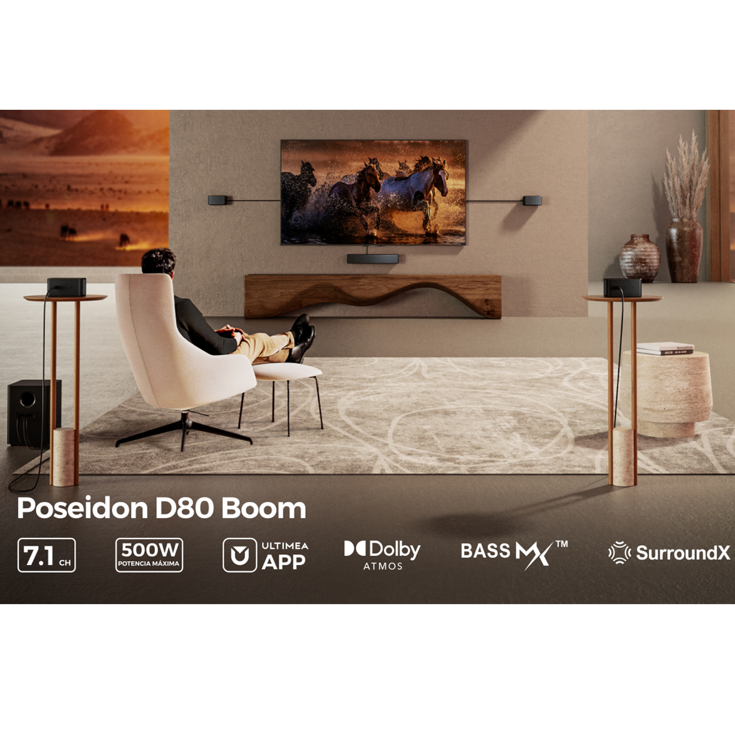 Hombre sentado viendo TV con altavoces. Escena moderna, colores neutros y branding del producto.