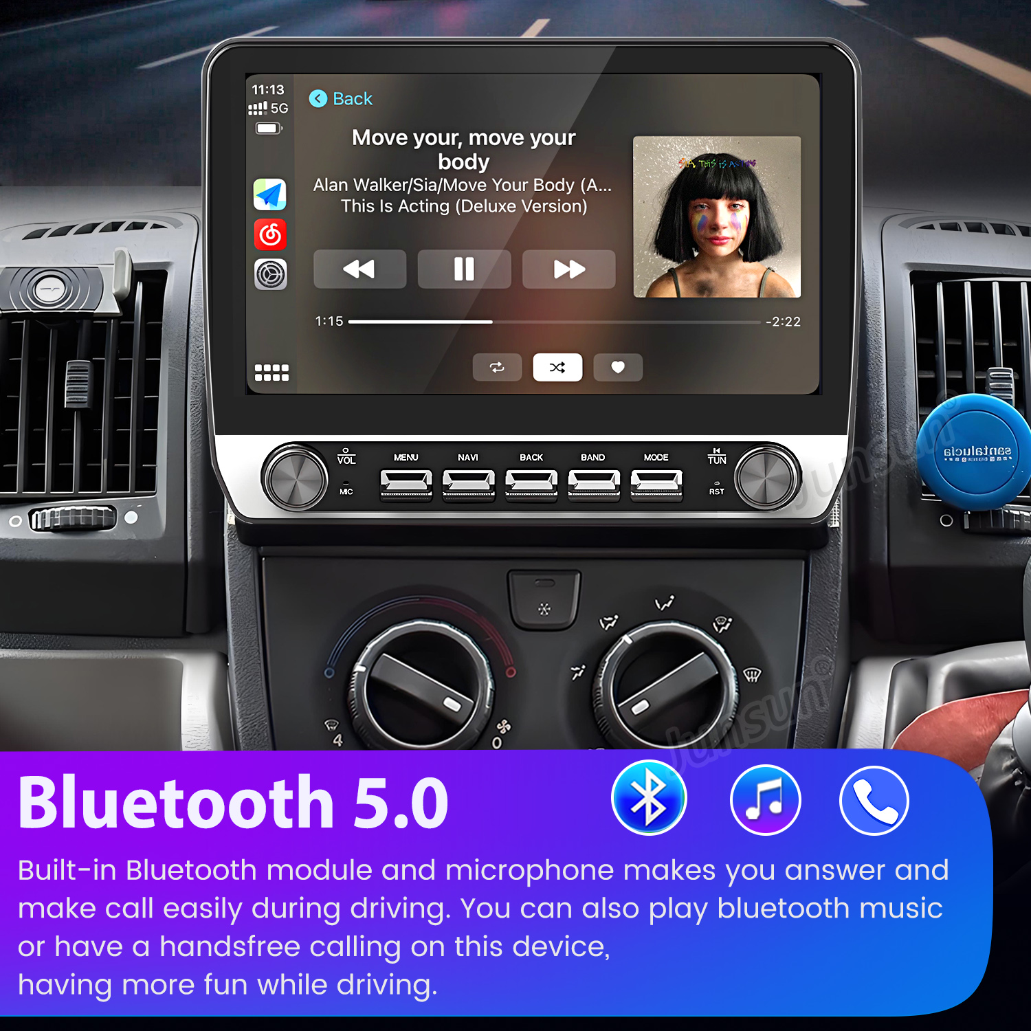 Cruscotto di un'auto con schermo che riproduce musica e testo Bluetooth 5.0 sotto.