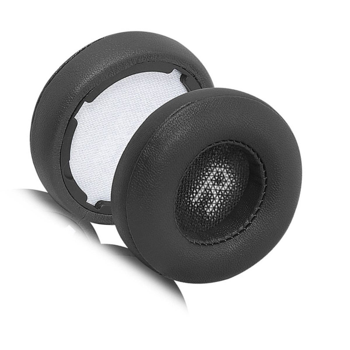 Due cuscinetti auricolari neri per cuffie, uno leggermente dietro l'altro, su sfondo bianco.