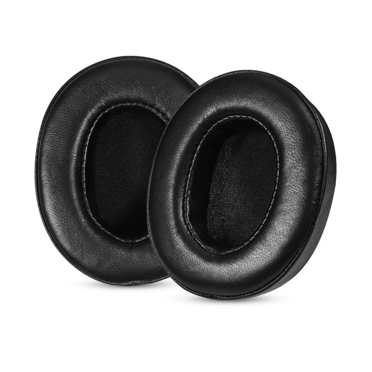 Due cuscinetti auricolari neri. Entrambi rotondi e realizzati in un materiale liscio, simile alla pelle.