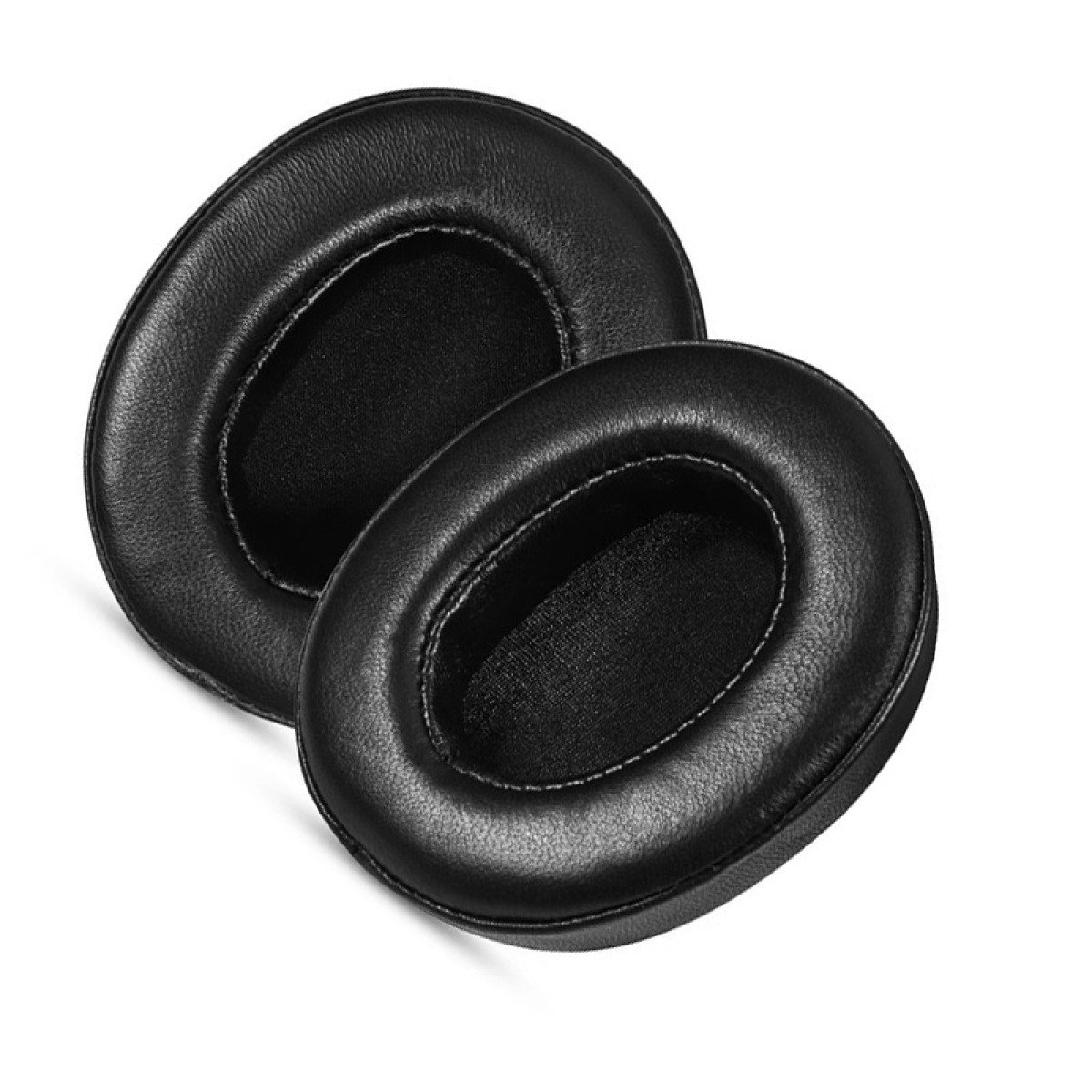 Due cuscinetti auricolari neri, uno intero e uno aperto, che mostrano il tessuto interno. Sfondo bianco.