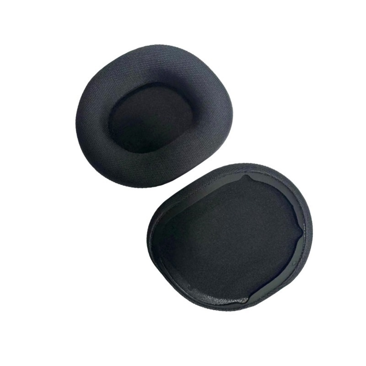 Due cuscinetti auricolari neri per cuffie, uno capovolto, sfondo bianco.