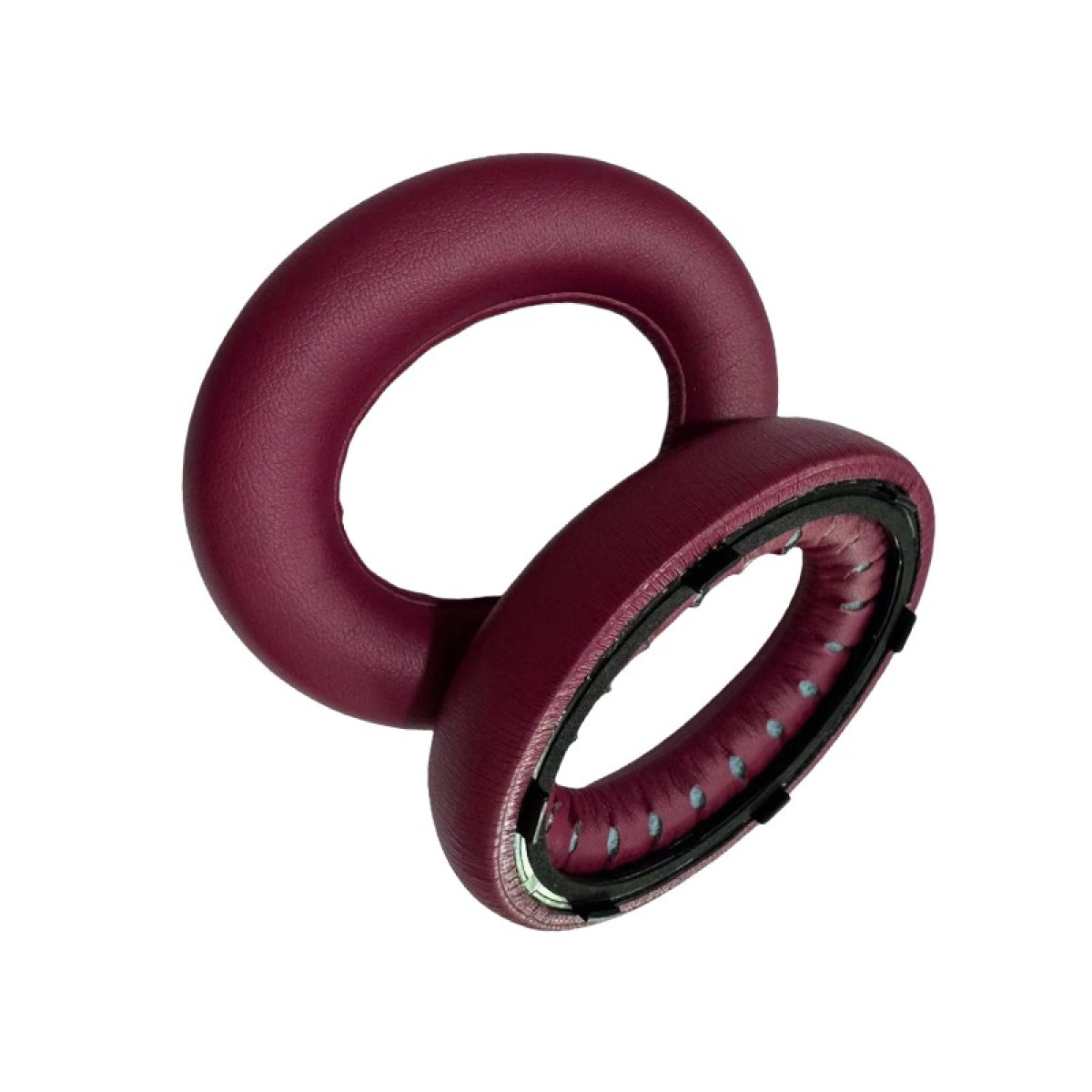 Due cuscinetti auricolari bordeaux per cuffie, uno accanto all'altro, sfondo bianco.