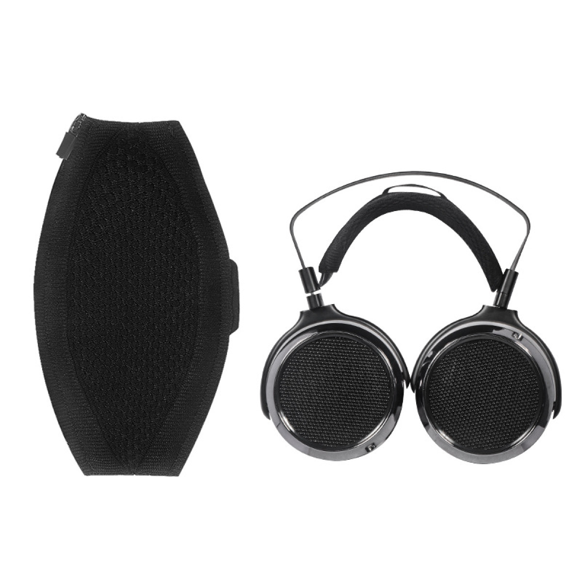 Schwarze Kopfhörer und ein schwarzes Etui. Die Kopfhörer haben einen silbernen Rahmen.