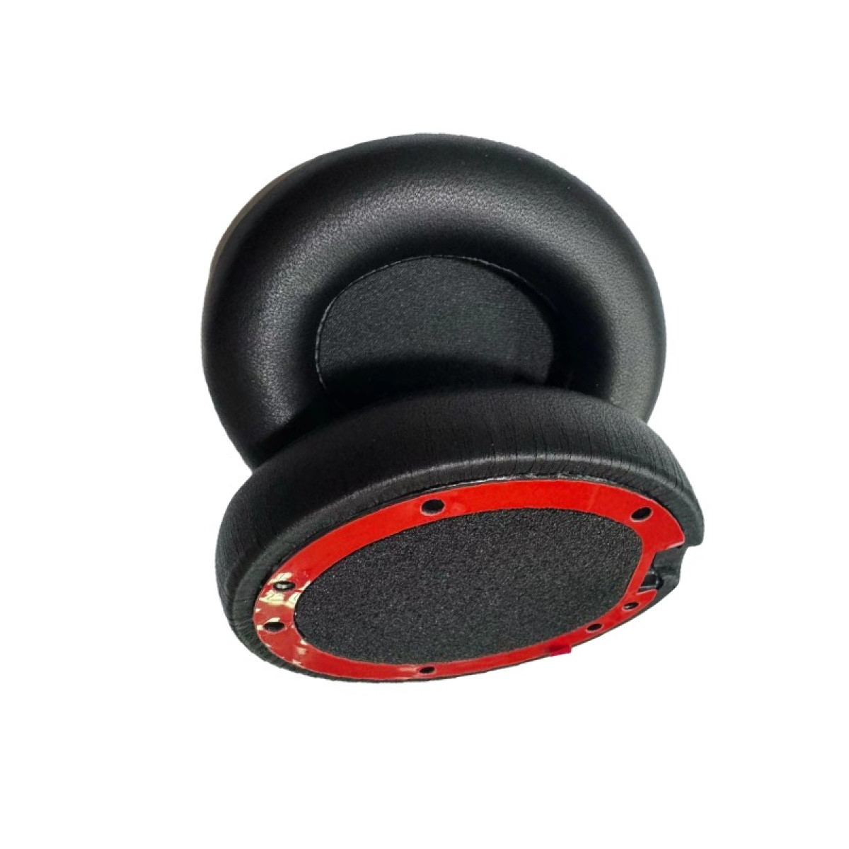 Due cuscinetti auricolari neri. Uno intero, l'altro aperto e mostra un anello adesivo rosso.