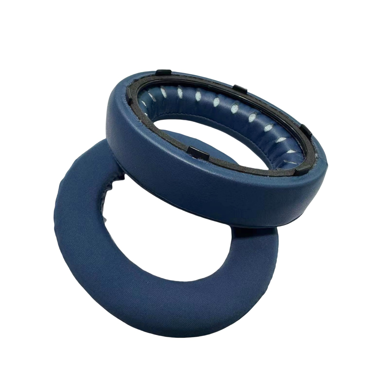 Due padiglioni blu scuro per cuffie. Sono impilati uno sull'altro.