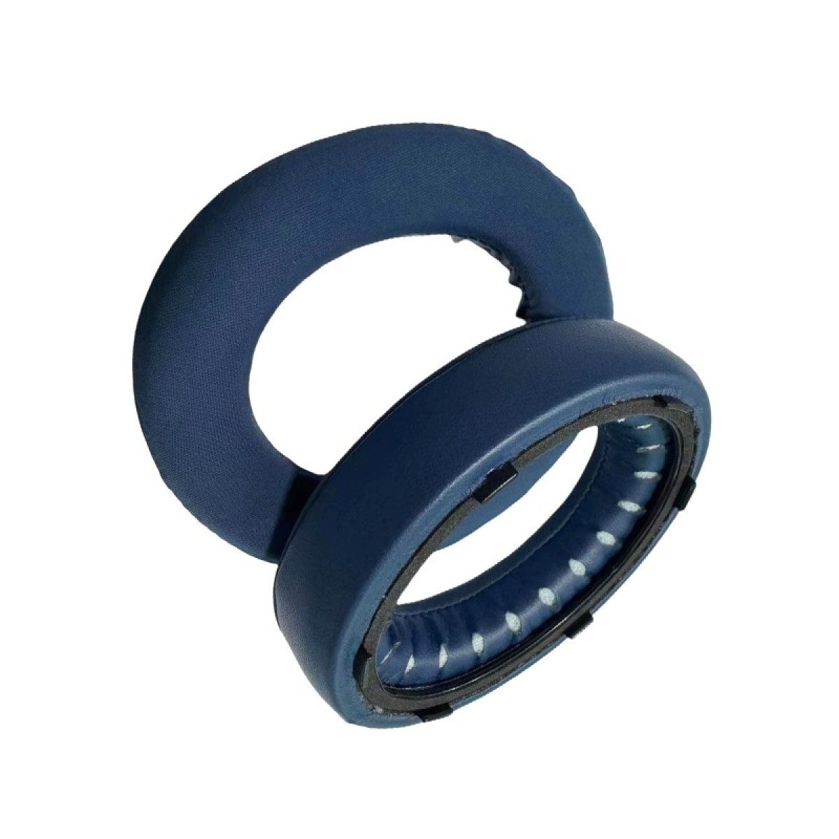 Due cuscinetti blu per cuffie. Uno intero, l'altro smontato. Sfondo bianco.