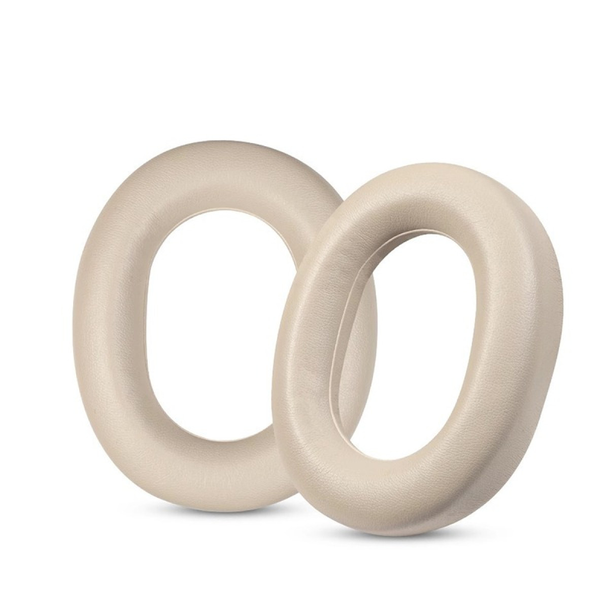 Due cuscinetti auricolari beige per cuffie. Sfondo bianco. I cuscinetti sono circolari e gonfi.
