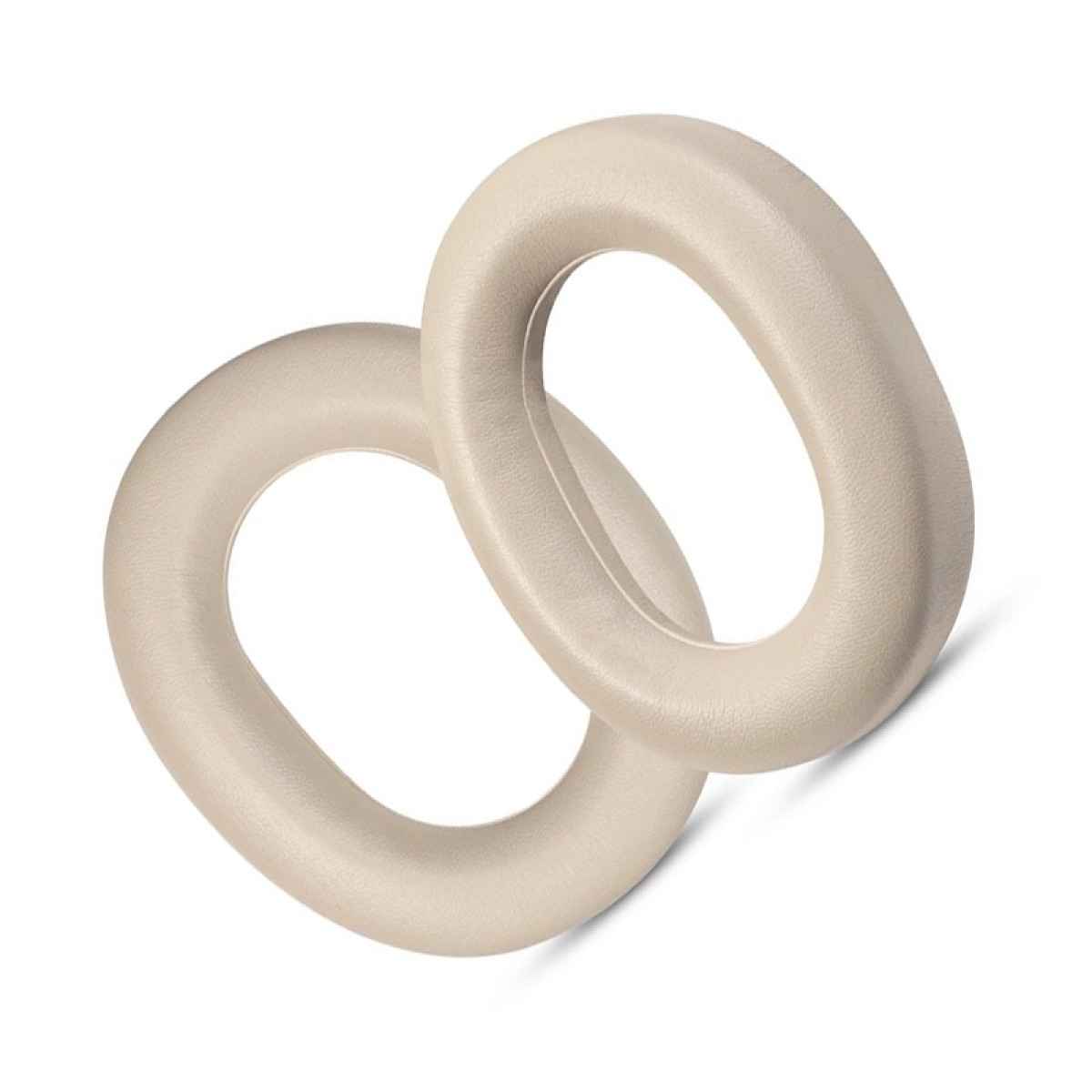 Due cuscinetti auricolari rotondi beige per cuffie, uno sovrapposto leggermente all'altro, su sfondo bianco.