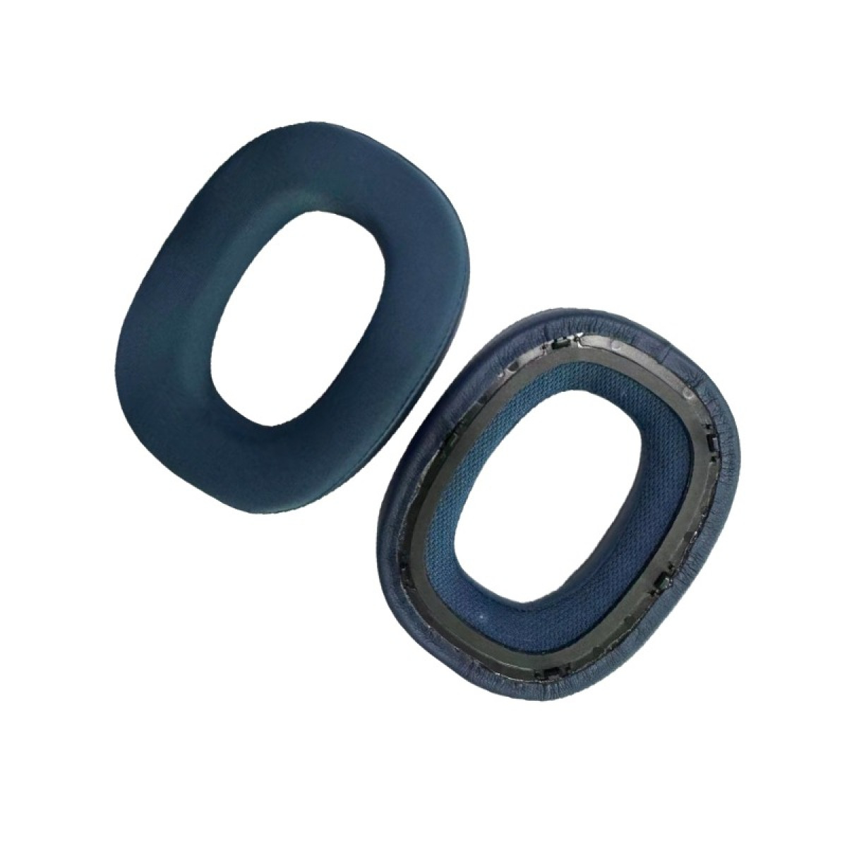 Due cuscinetti auricolari blu a forma ovale isolati su sfondo bianco.