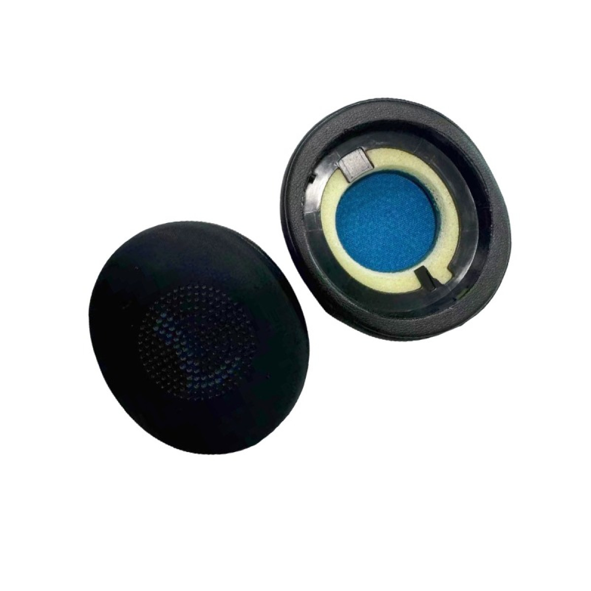 Due cuscinetti auricolari, neri con accenti blu. Uno intero, uno aperto, che mostra la schiuma blu. Sfondo bianco.