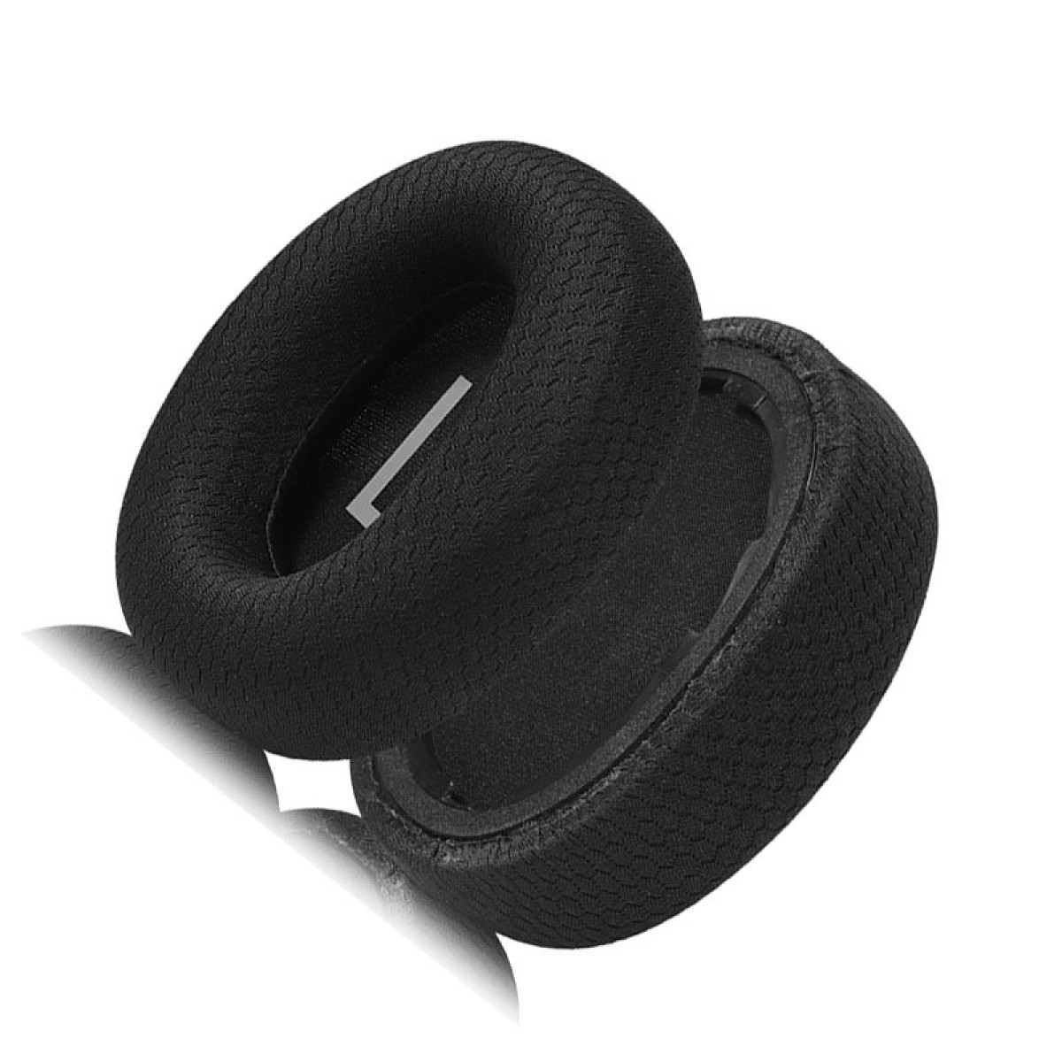 Due cuscinetti auricolari neri per cuffie, uno intero e uno aperto, che mostrano il tessuto interno con la lettera L.