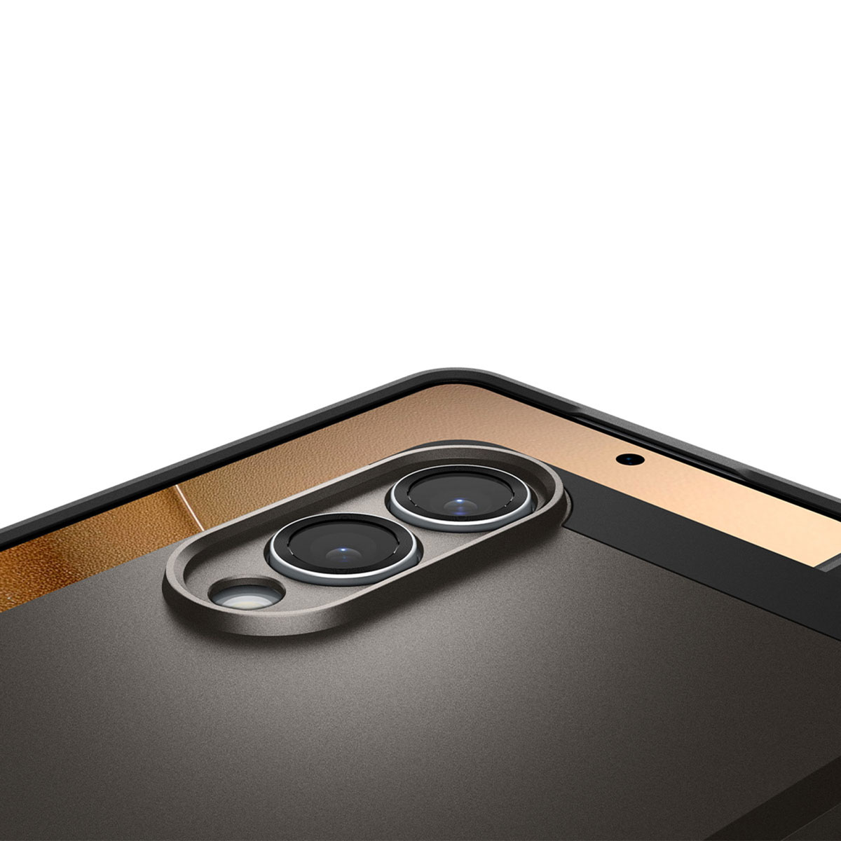 Close-up van een zwart telefoonhoesje met een camera-uitsparing. De hoes heeft een gouden binnenkant.