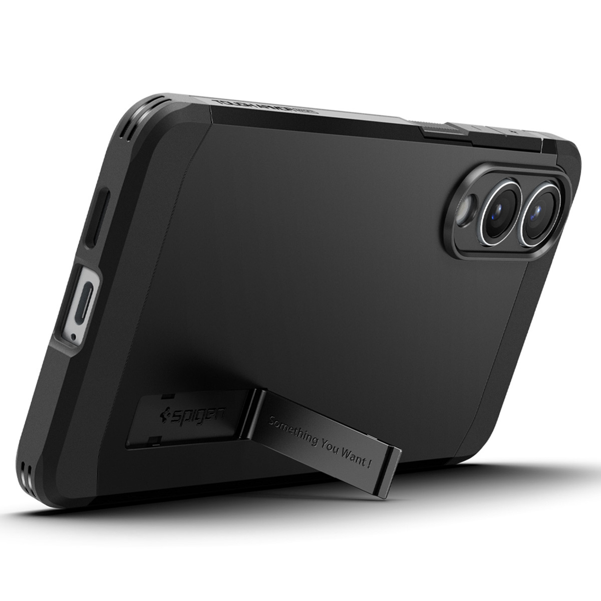 Zwarte telefoonhoes met standaard. De hoes ligt op een wit oppervlak met het merk Spigen.