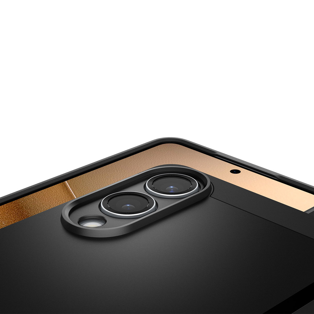 Close-up van een zwart telefoonhoesje met een camera-uitsparing. De hoes heeft een gouden binnenkant.