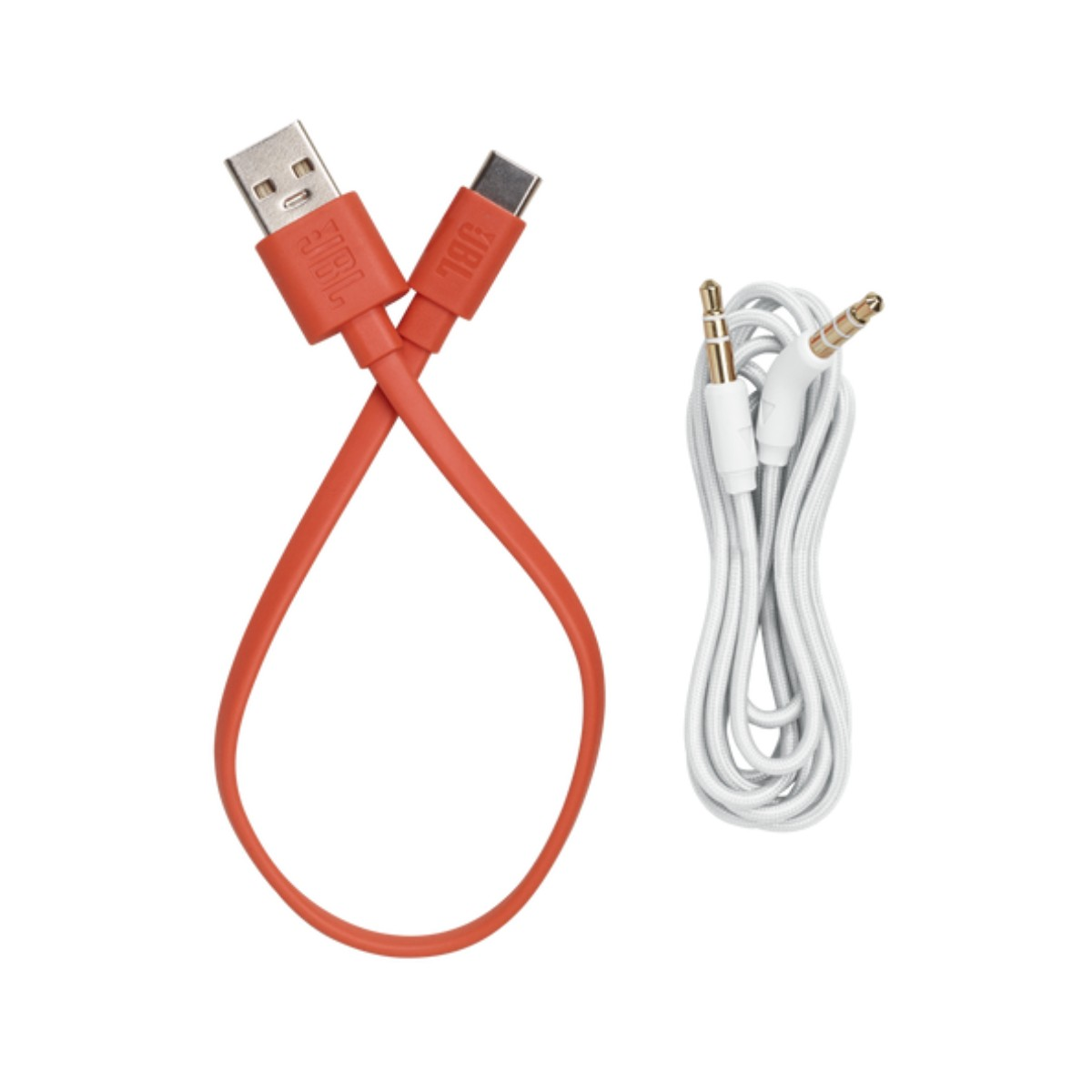 Beyaz zemin üzerinde iki kablo: biri kırmızı USB - USB-C, diğeri iki adet 3,5 mm jaklı beyaz bir ses kablosu.