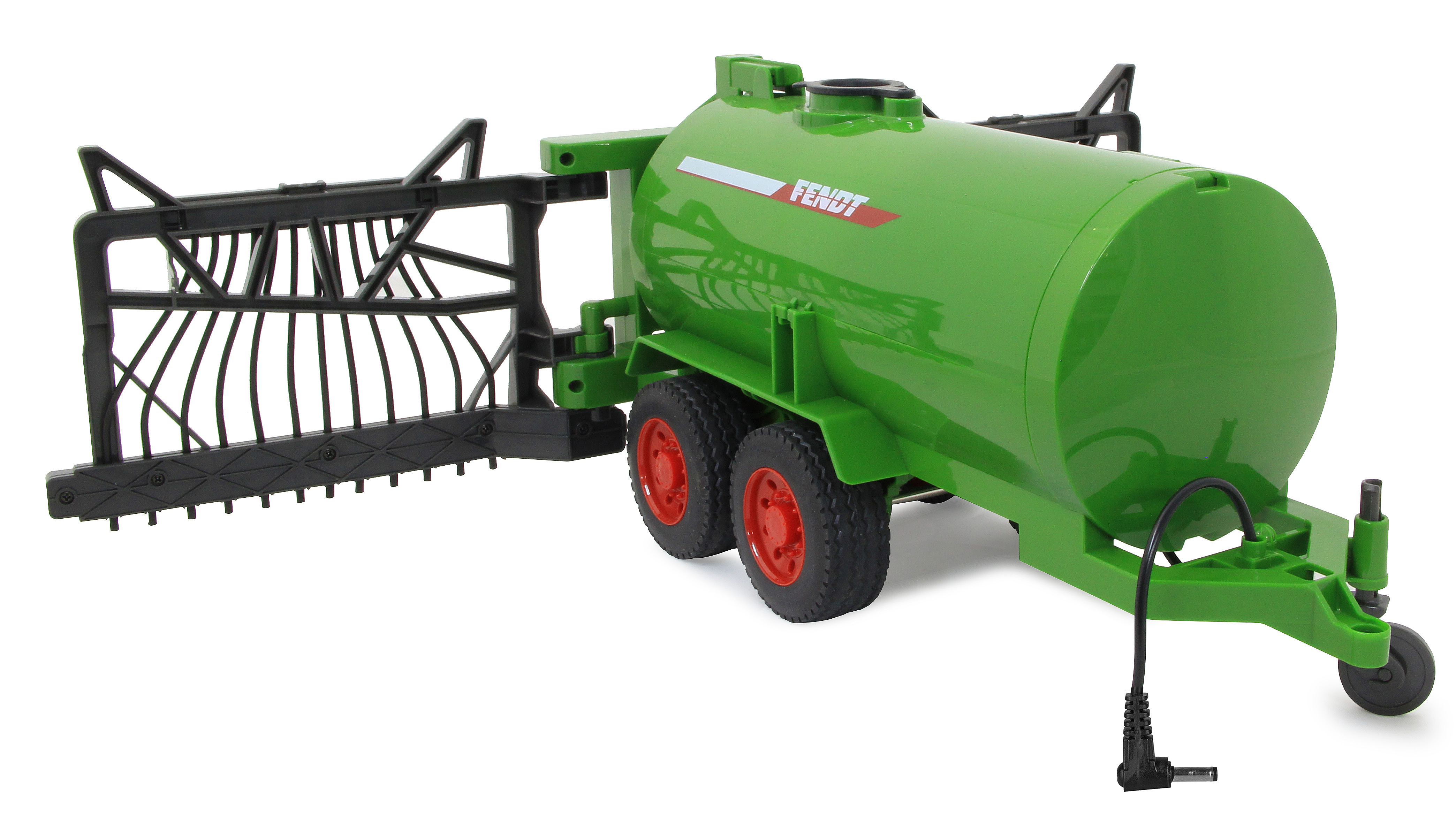 Grüner Fendt-Spielzeug-Anhängewagen mit roten Rädern. Tank und Anbaugerät. Weißer Hintergrund.
