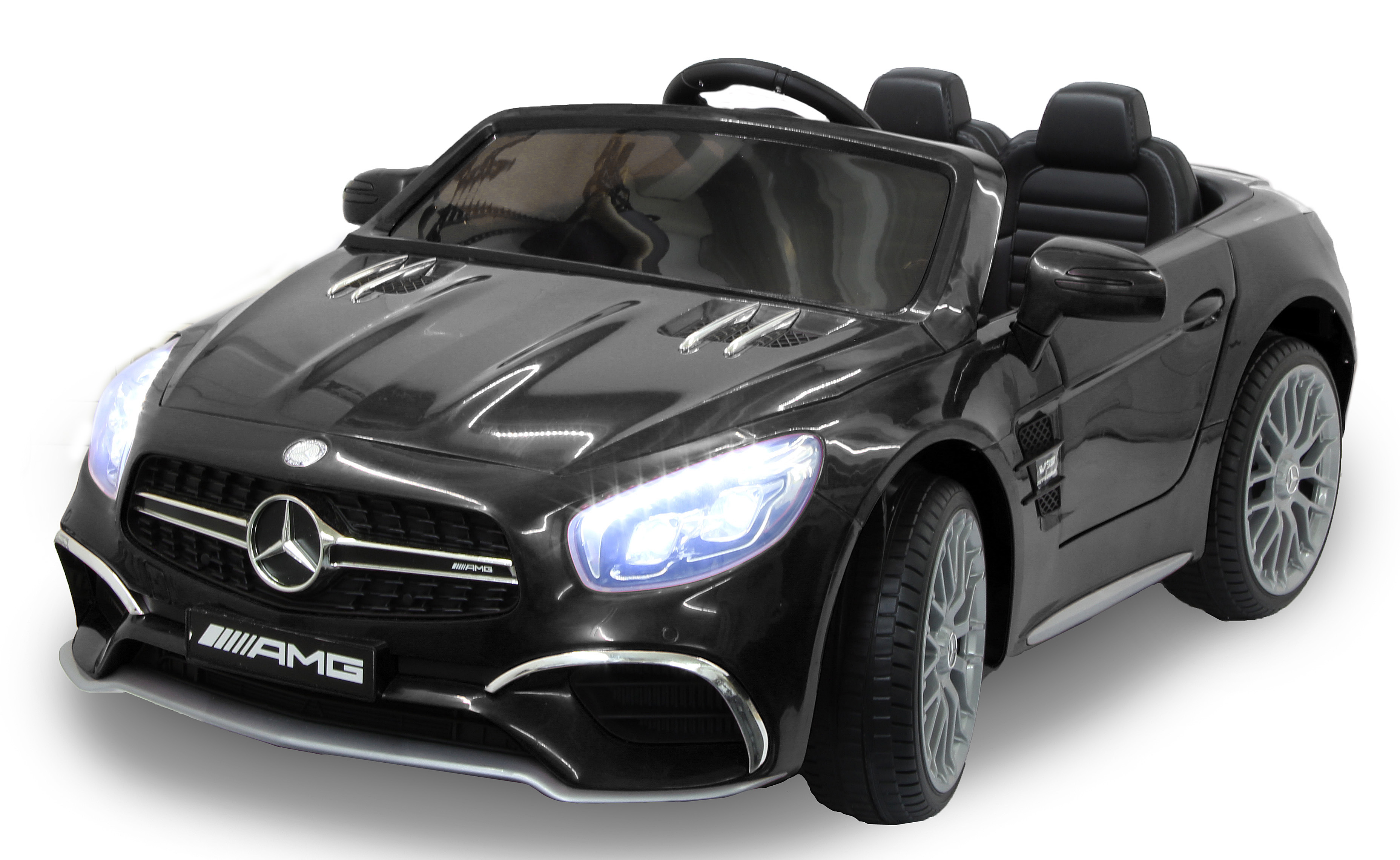 Ein schwarzer Spielzeug-Mercedes-Benz SL Roadster mit offenen Türen. Scheinwerfer sind an, AMG-Logo sichtbar.