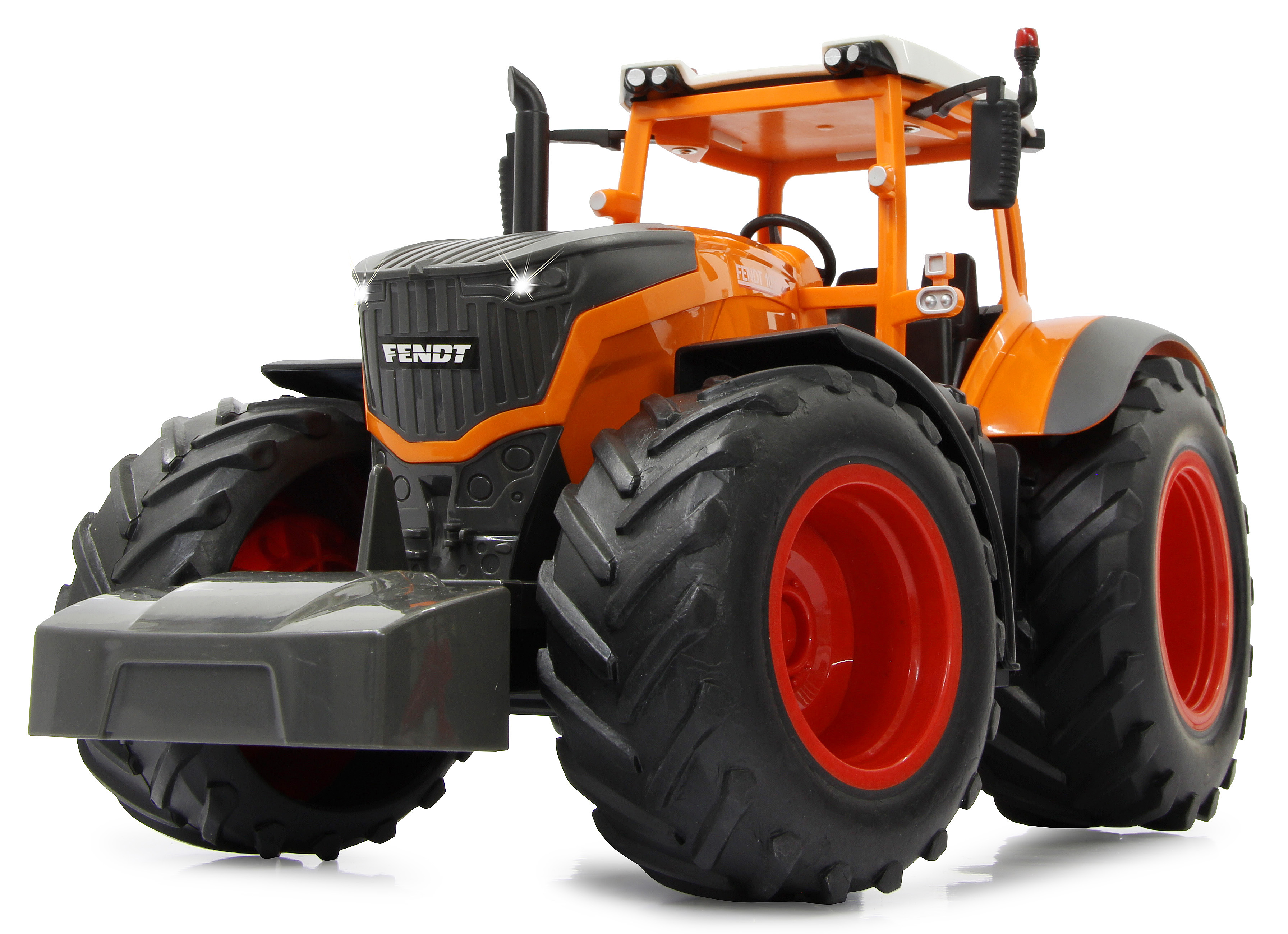 Oranger Fendt-Traktorspielzeug. Hat große schwarze Räder mit roten Zentren. Der Traktor steht auf weißem Grund.