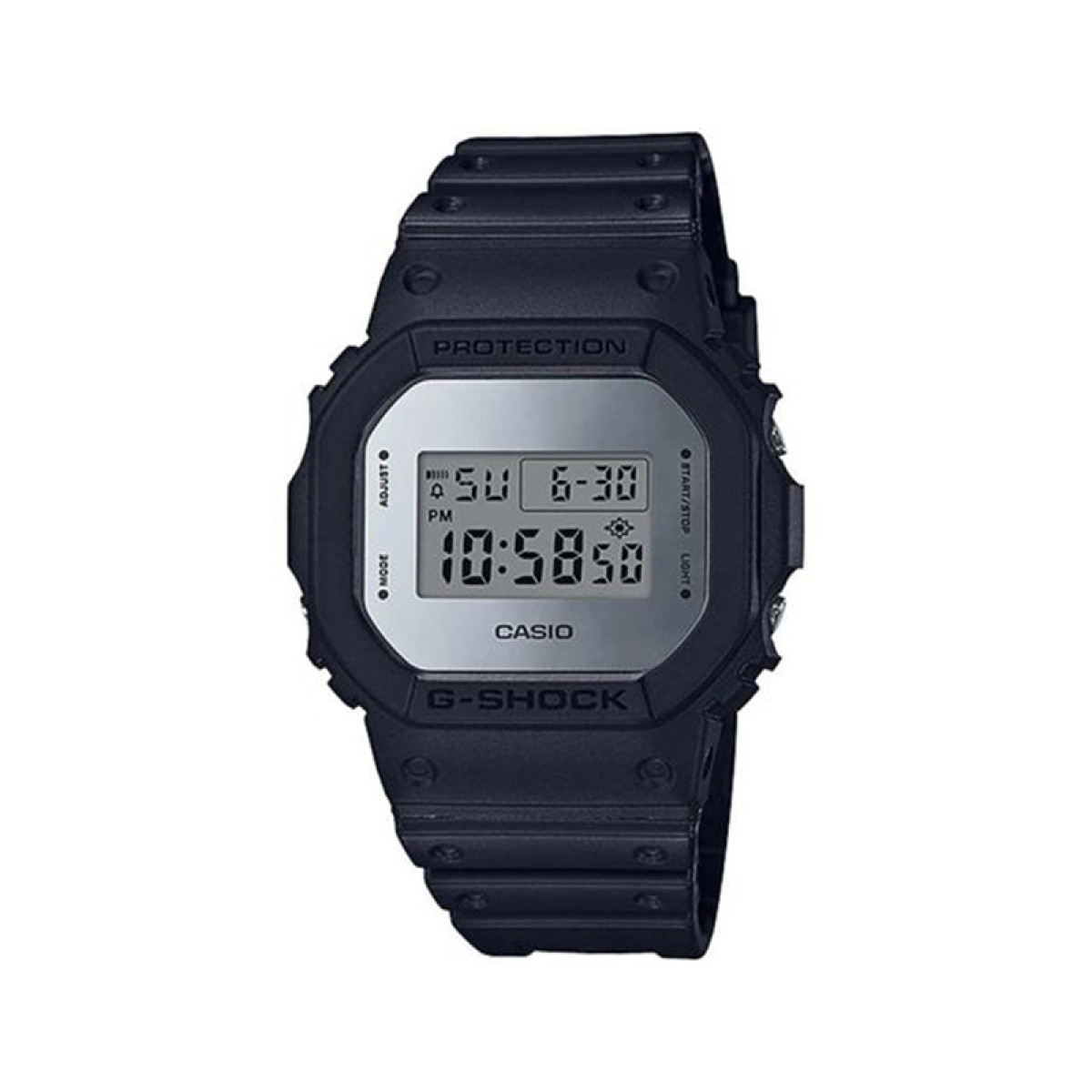 Orologio G-Shock nero con display digitale che mostra ora e data. L'orologio ha un quadrante quadrato e un cinturino nero.