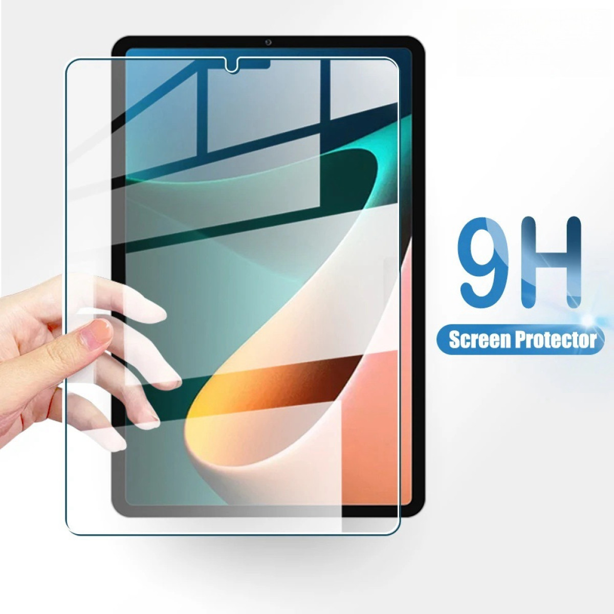 Mano che tiene una protezione schermo sopra un tablet. Il tablet ha uno schermo bianco con un'immagine blu e rosa.