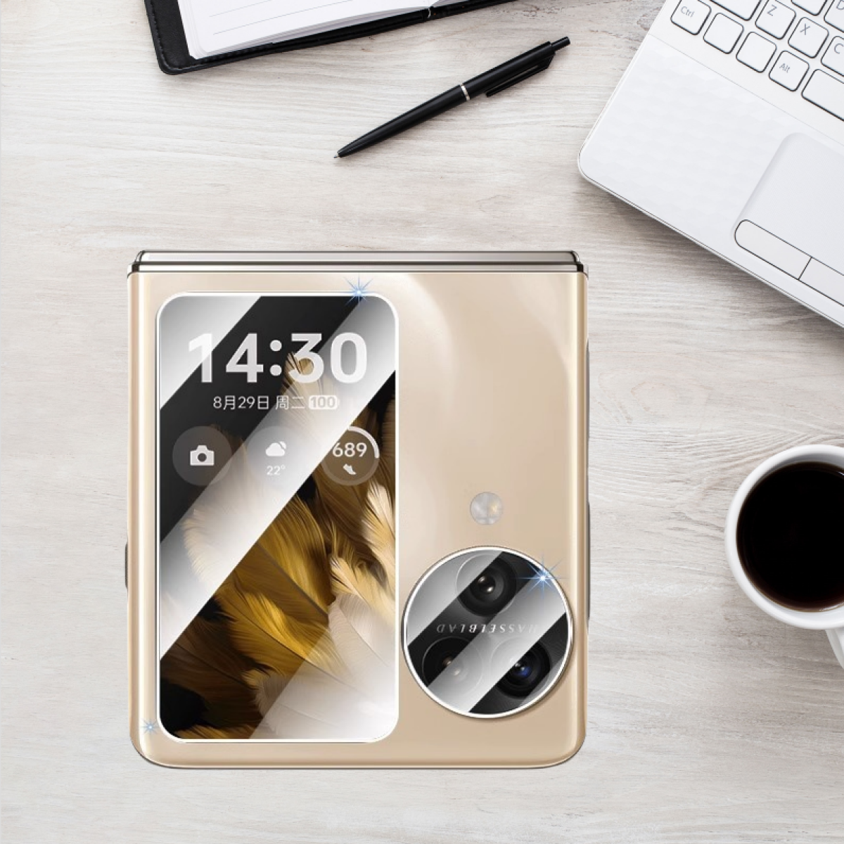 Telefono dorato su scrivania con protezione, ora 14:30. Tazza di caffè e penna.
