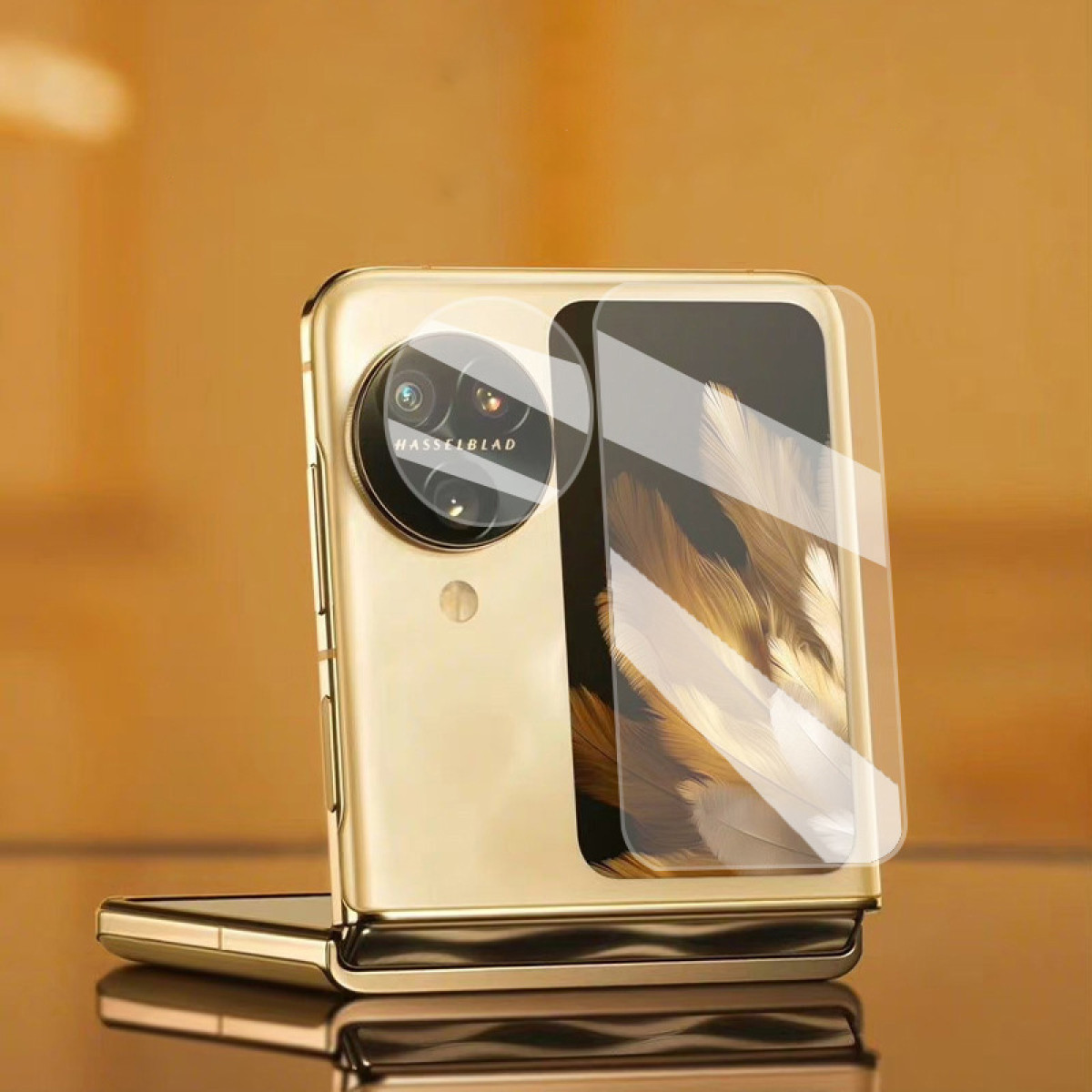 Smartphone dorato con protezione schermo, fotocamera Hasselblad e design pieghevole dorato aperto, sfondo dorato.