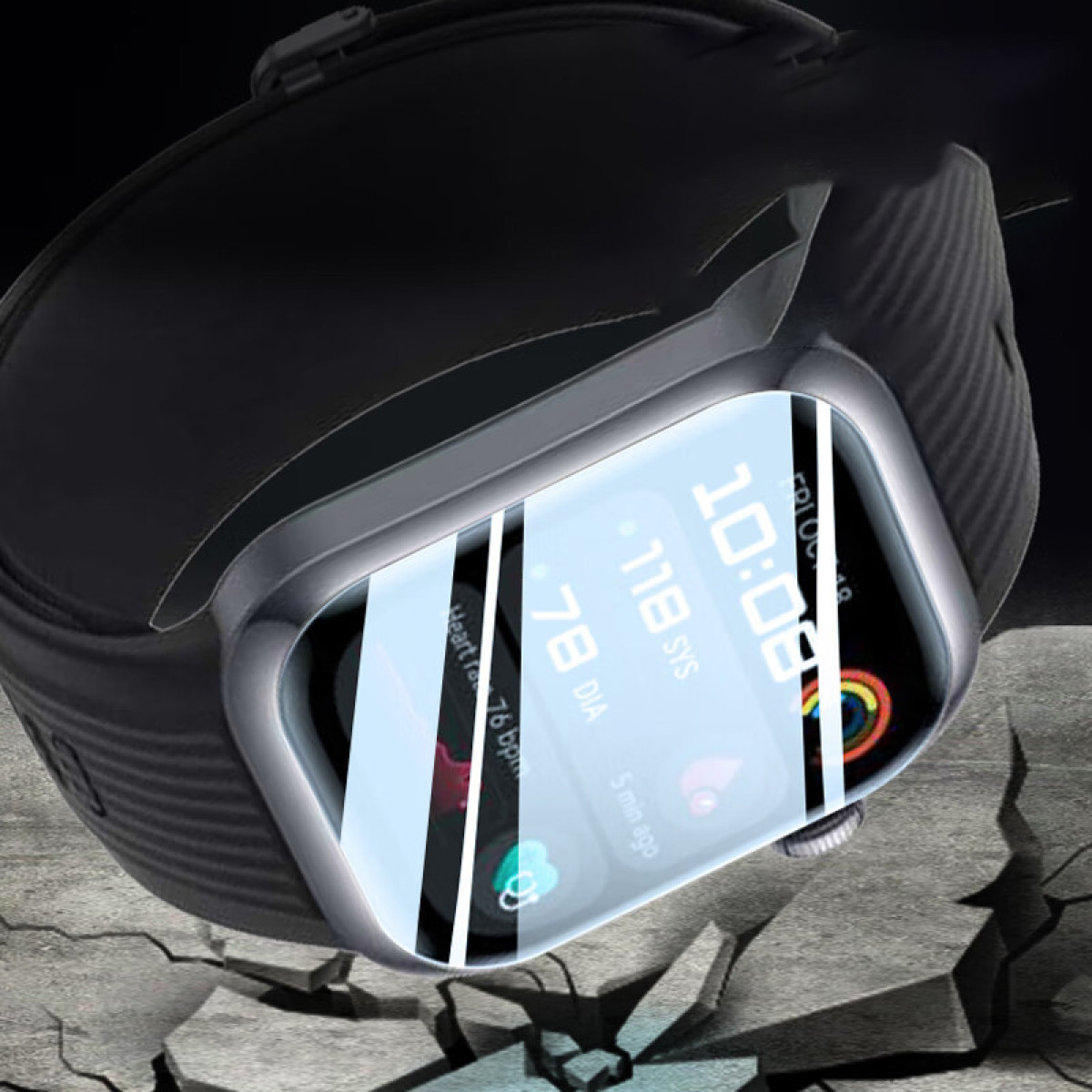 Smartwatch su superficie crepata, con protezione schermo che mostra ora e dati sanitari. L'orologio è nero.