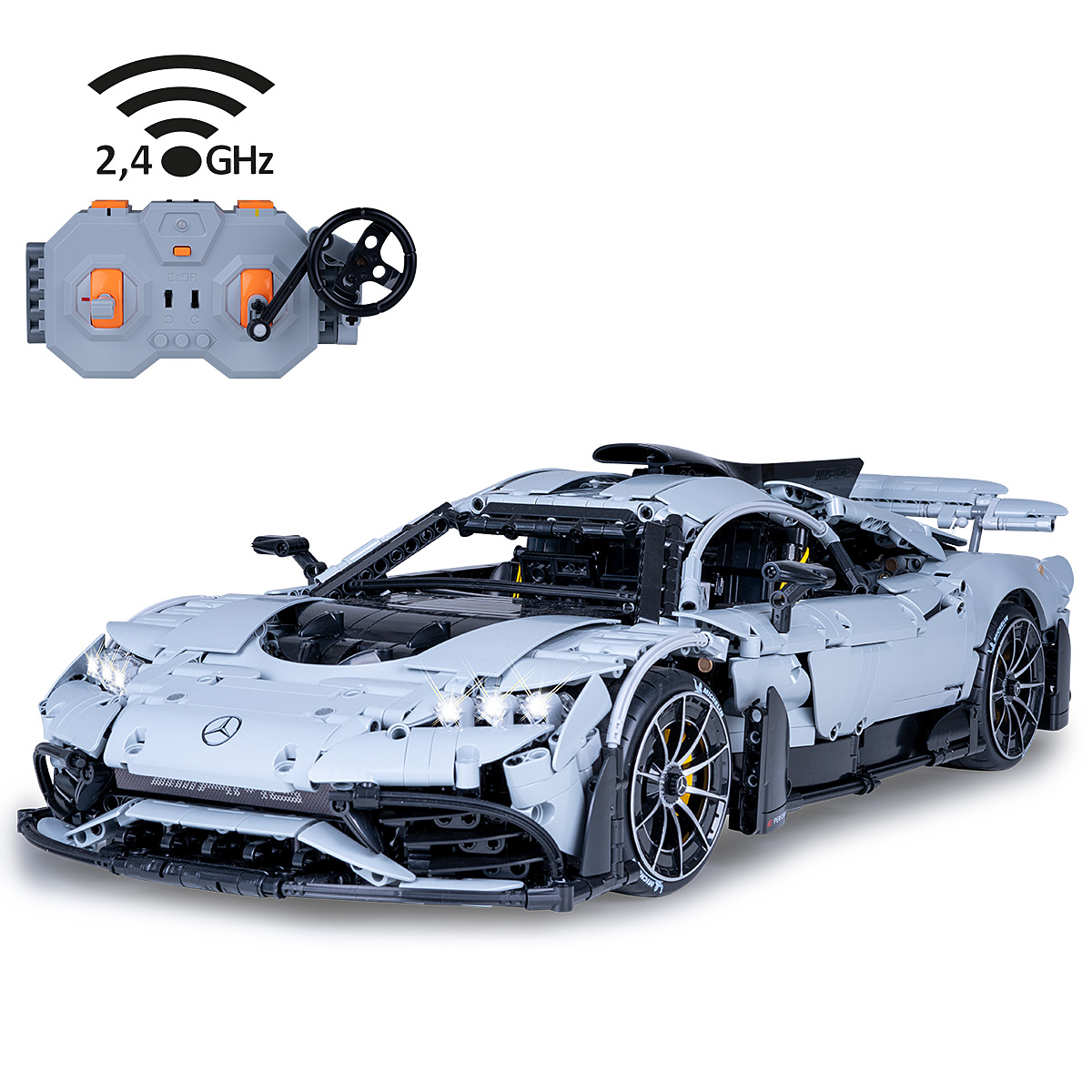 Ein Spielzeugauto von Mercedes-AMG und eine Fernbedienung sind vor einem weißen Hintergrund abgebildet.