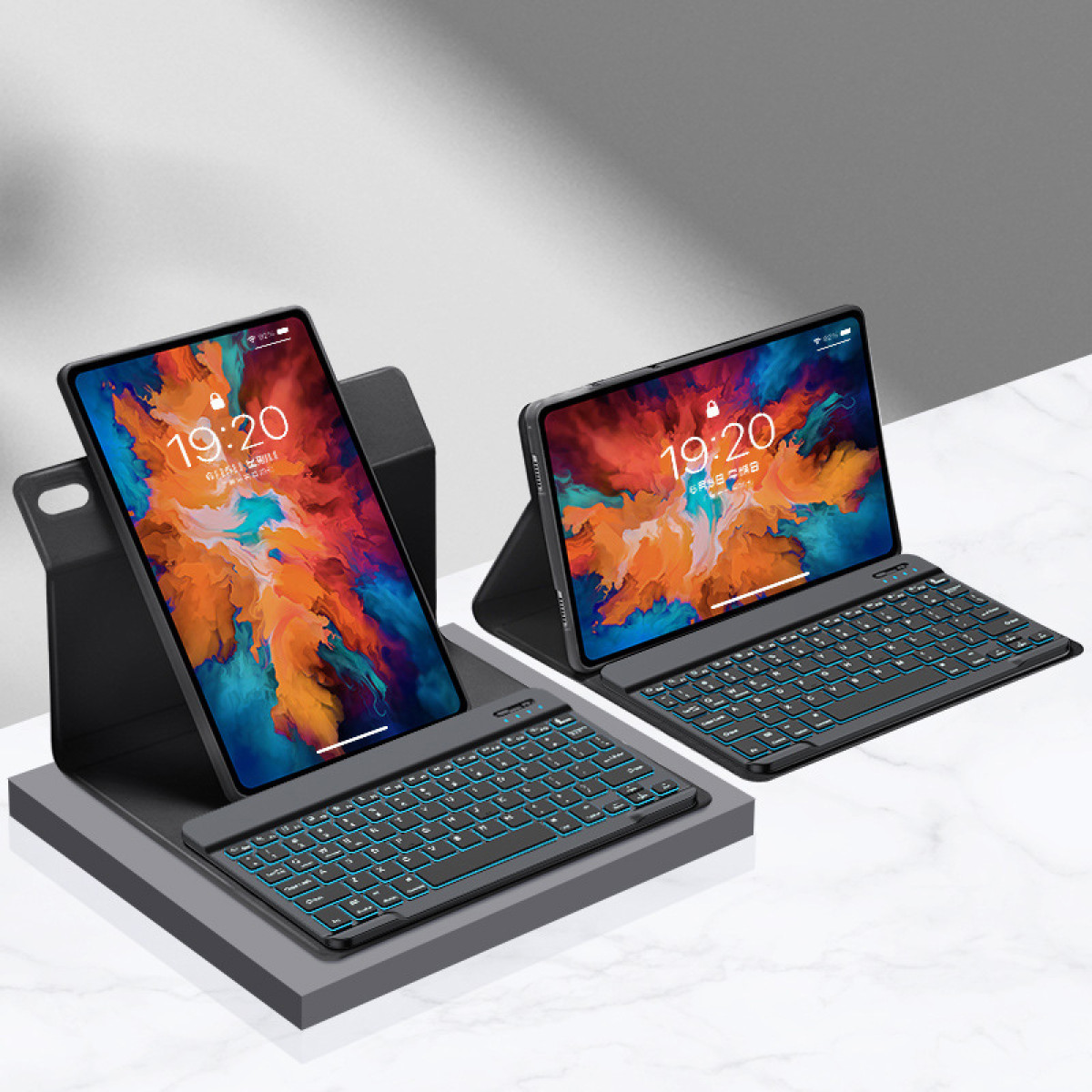 Zwei Tablets mit Tastaturhüllen. Ein Tablet steht aufrecht, das andere ist angewinkelt. Beide zeigen eine Uhr.