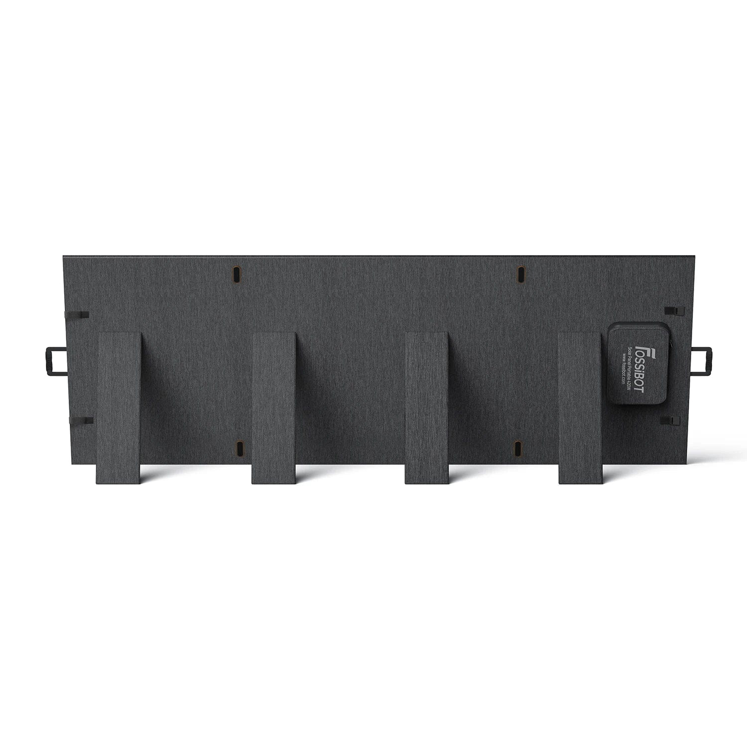 Ciemnoszara ramka na zdjęcia z czarnym tłem i drewnianymi podporami na białym tle. Ramka jest pusta.