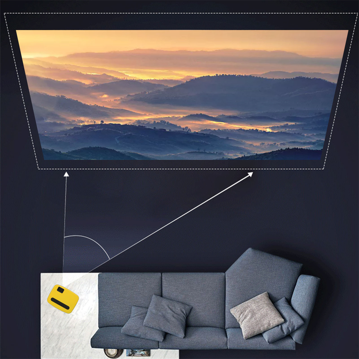 Ein Projektor projiziert einen Sonnenuntergang auf eine Wand. Eine weiße Linie zeigt den Projektionswinkel. Darunter ein Sofa.